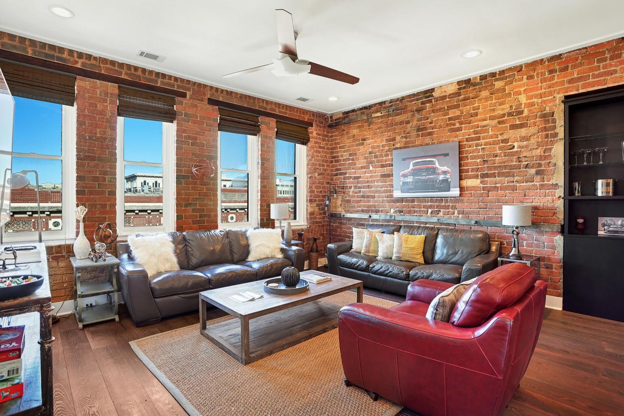 Corner View Broughton Penthouse With Free Reserved Parking Savannah