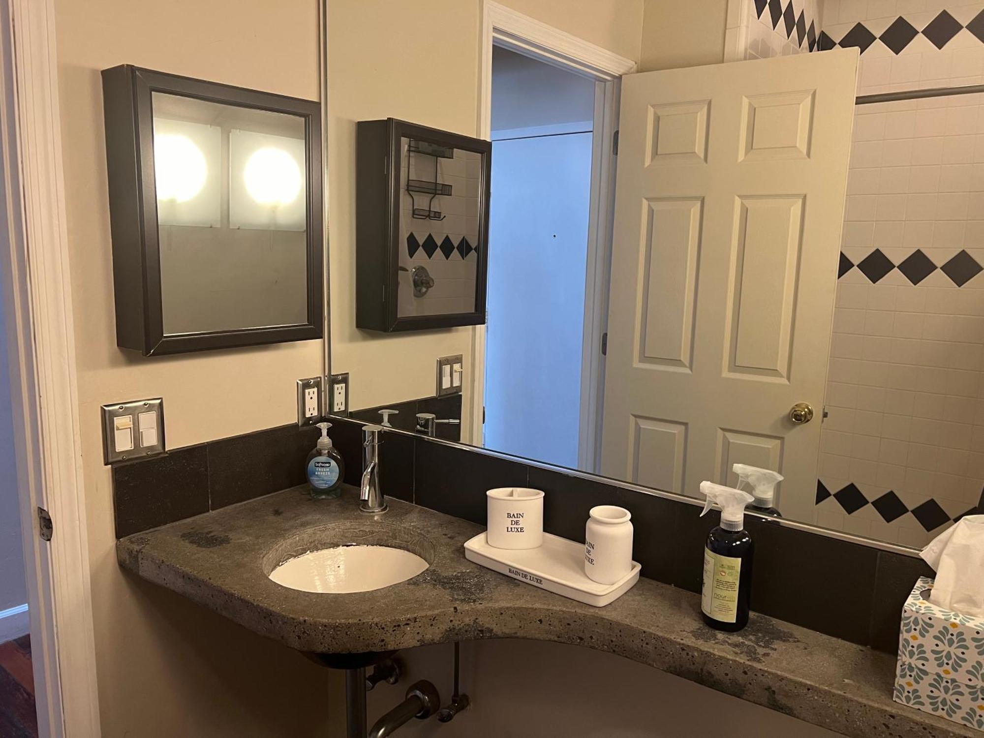 Penthouse On Broughton With Free Reserved Parking Apartment