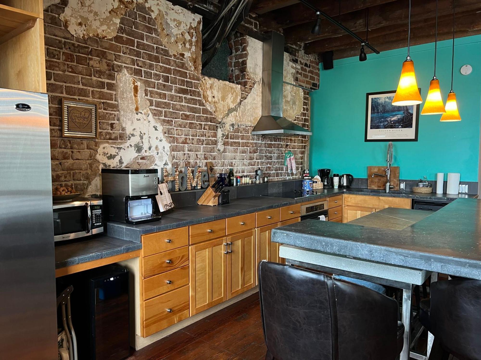 Apartment Penthouse On Broughton With Free Reserved Parking