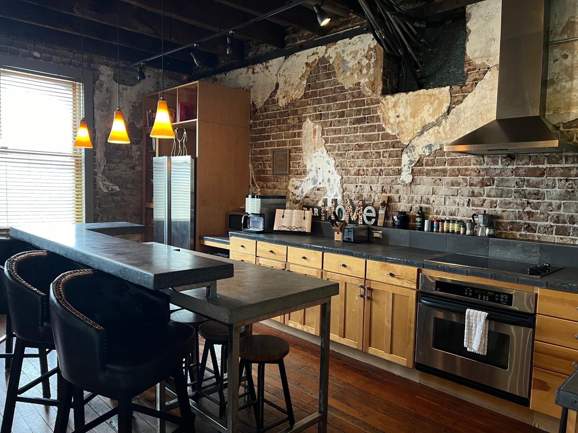 Apartment Penthouse On Broughton With Free Reserved Parking *