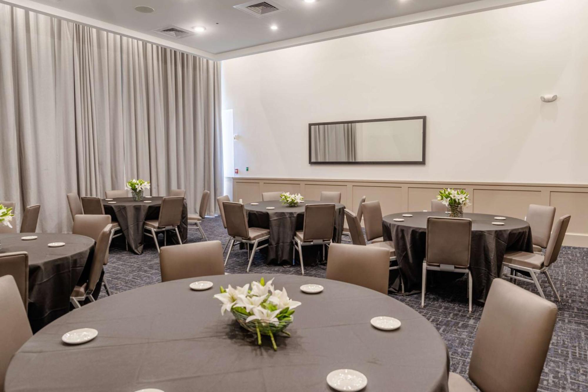 Hotel Tryp By Wyndham 4*