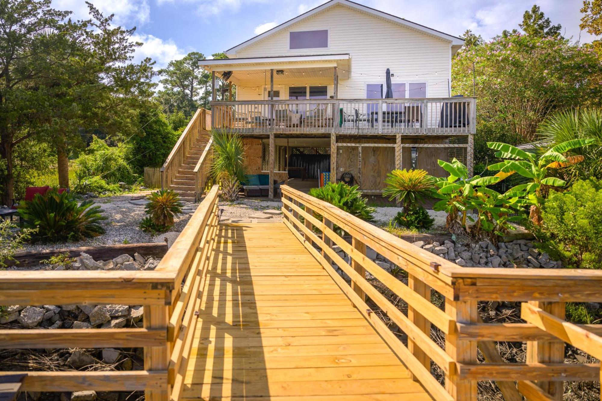 Riverfront Retreat With Private Dock! Holiday home Savannah
