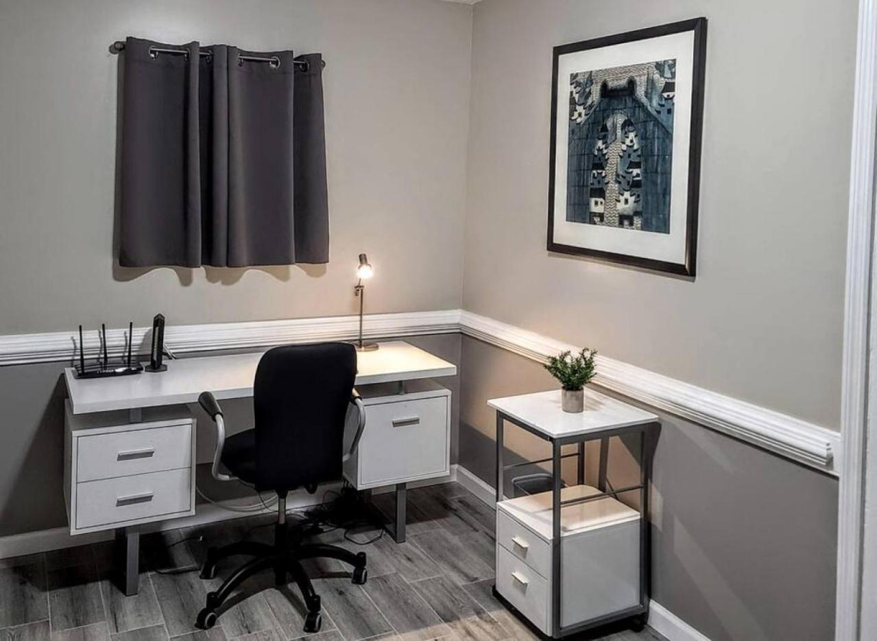 Cozy, Contemporary Haven Near Historic Downtown Holiday home *