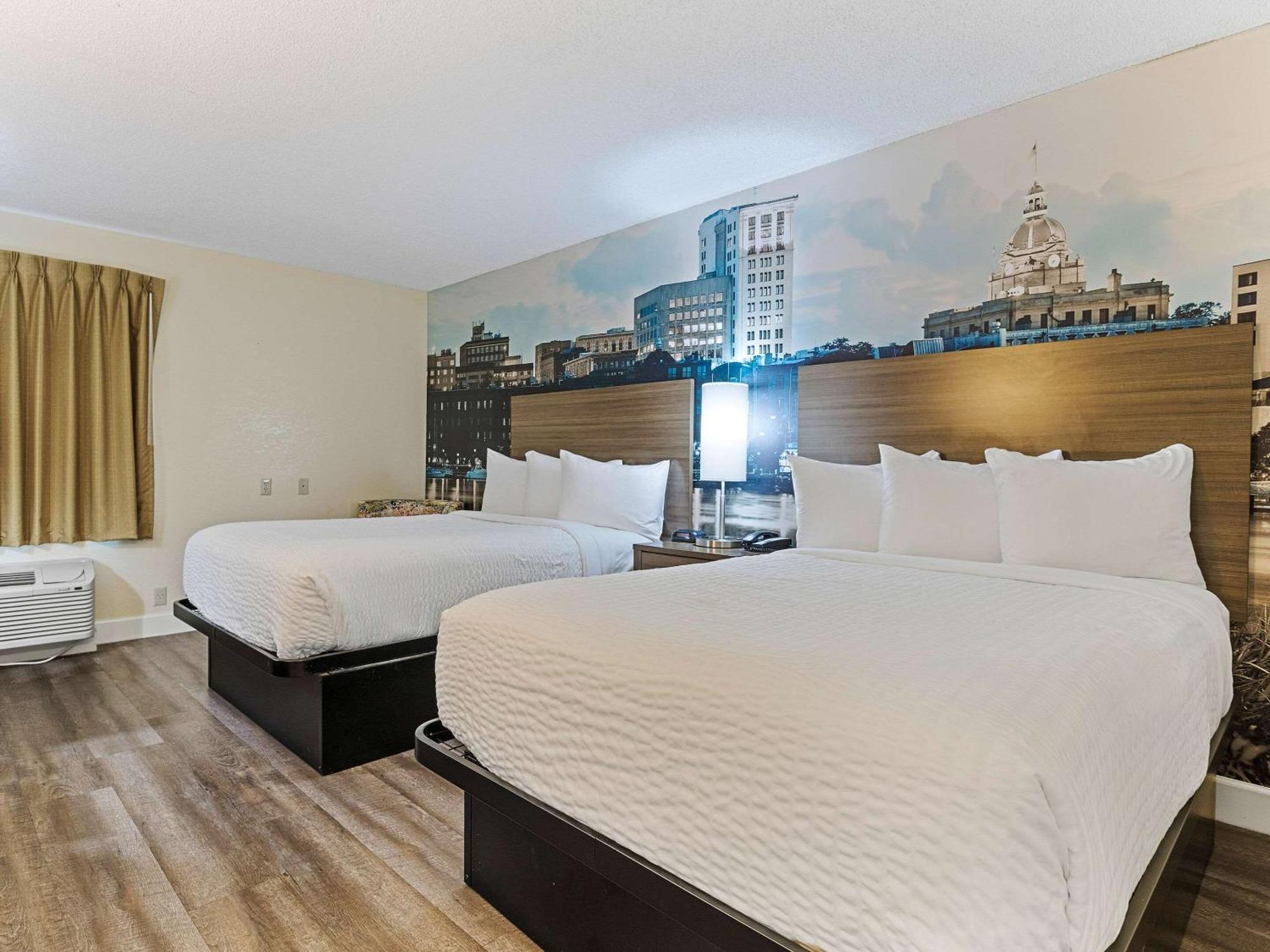 Hotel Clarion Pointe Savannah Gateway I-95 3*