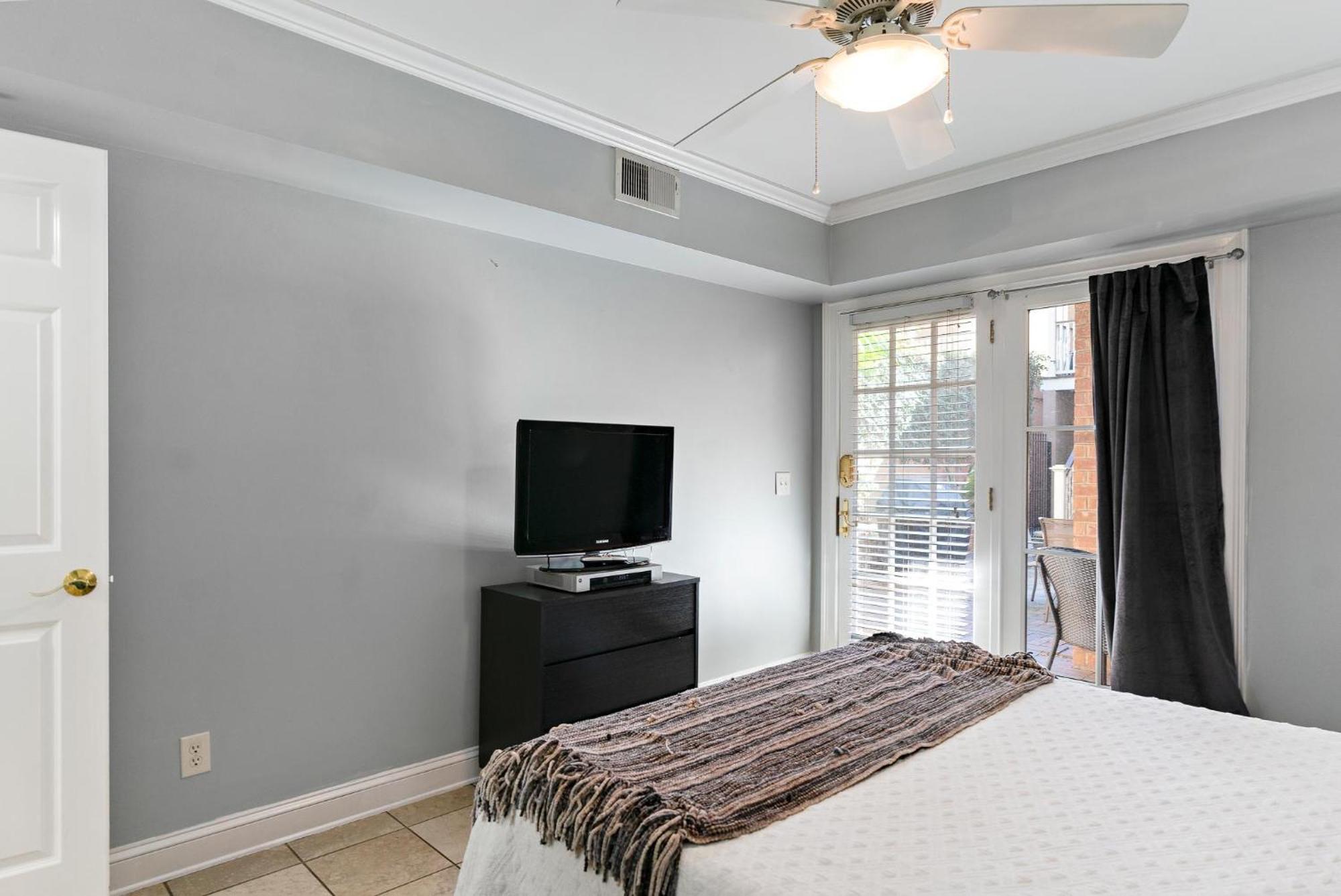 305 W Taylor Garden