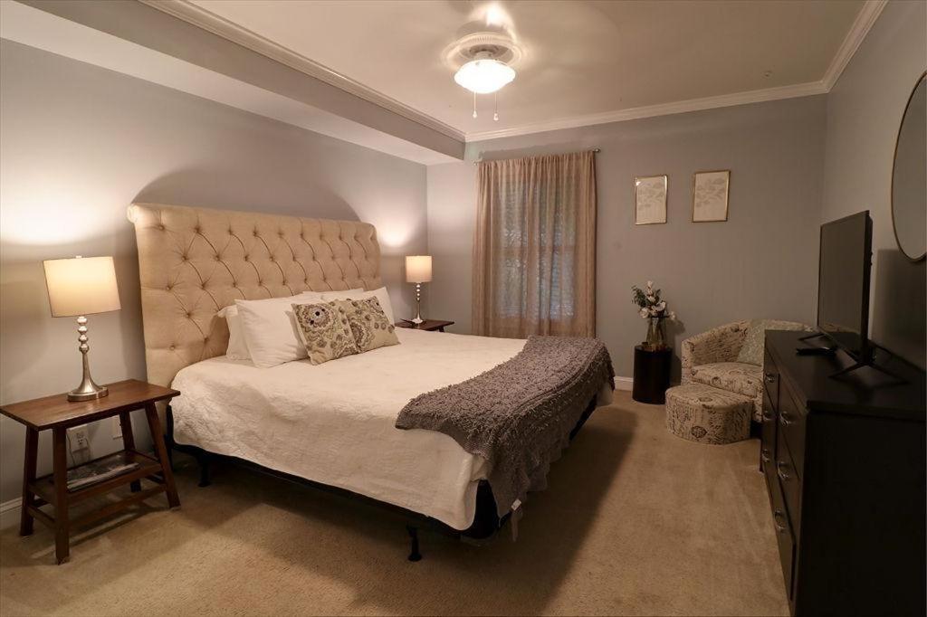 305 W Taylor Garden *
