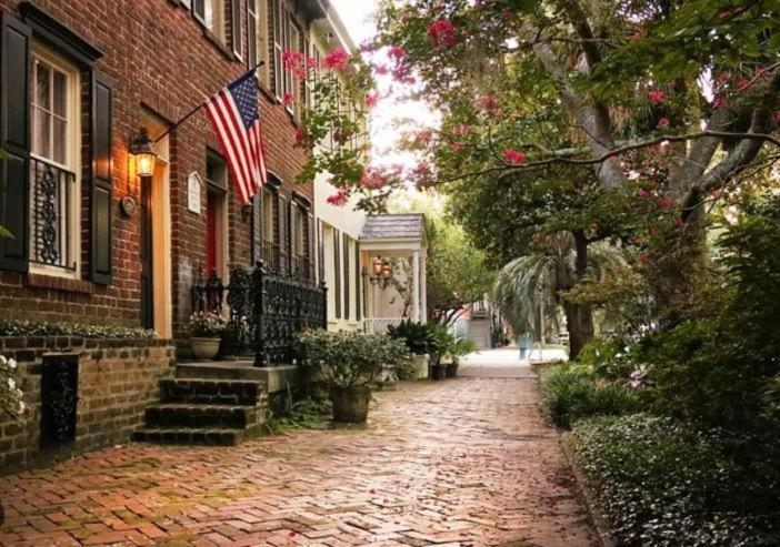 17 E Jones Street Parlor Savannah