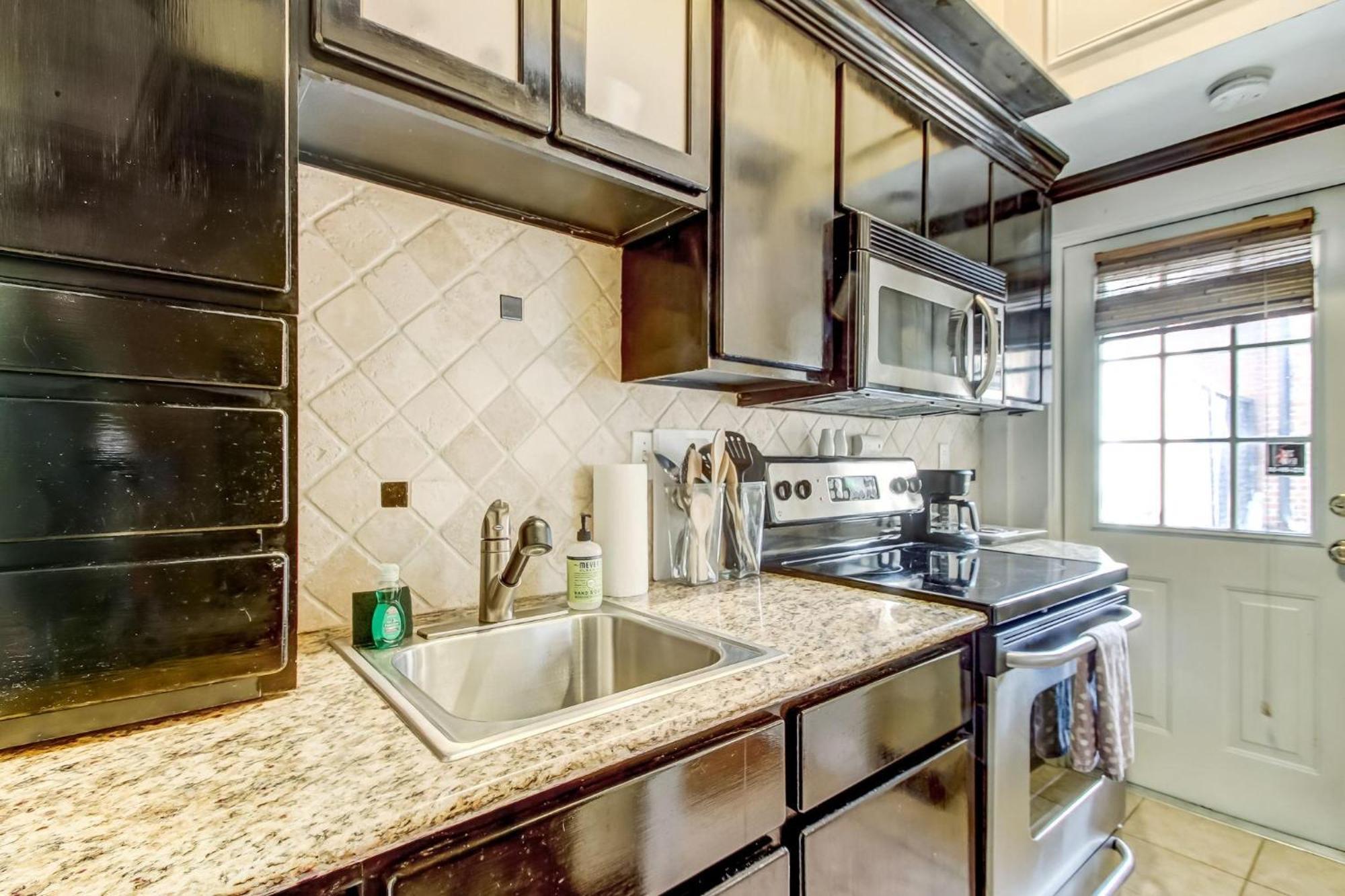17 E Jones Street Parlor * Savannah