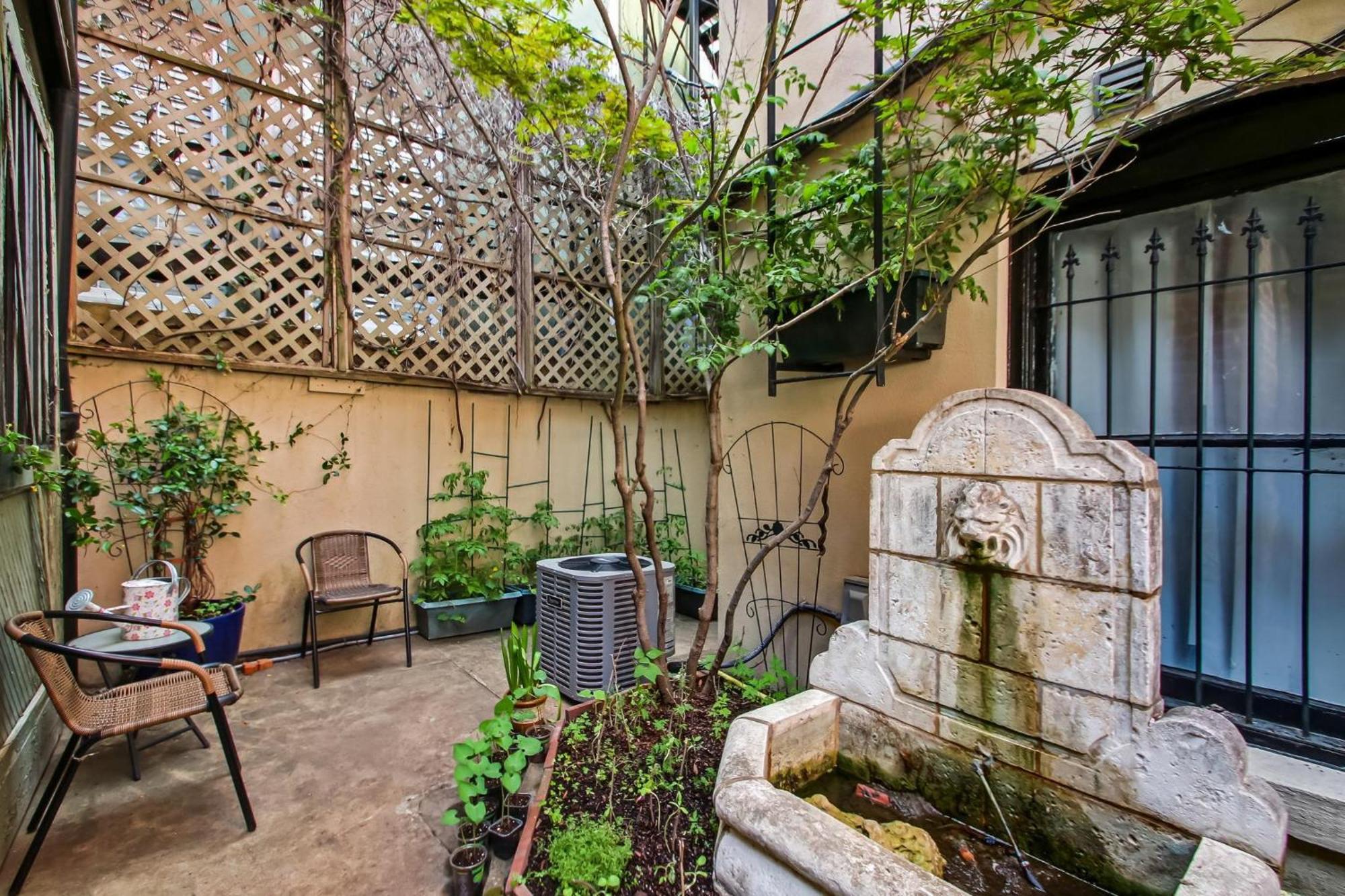17 E Jones Street Parlor Savannah