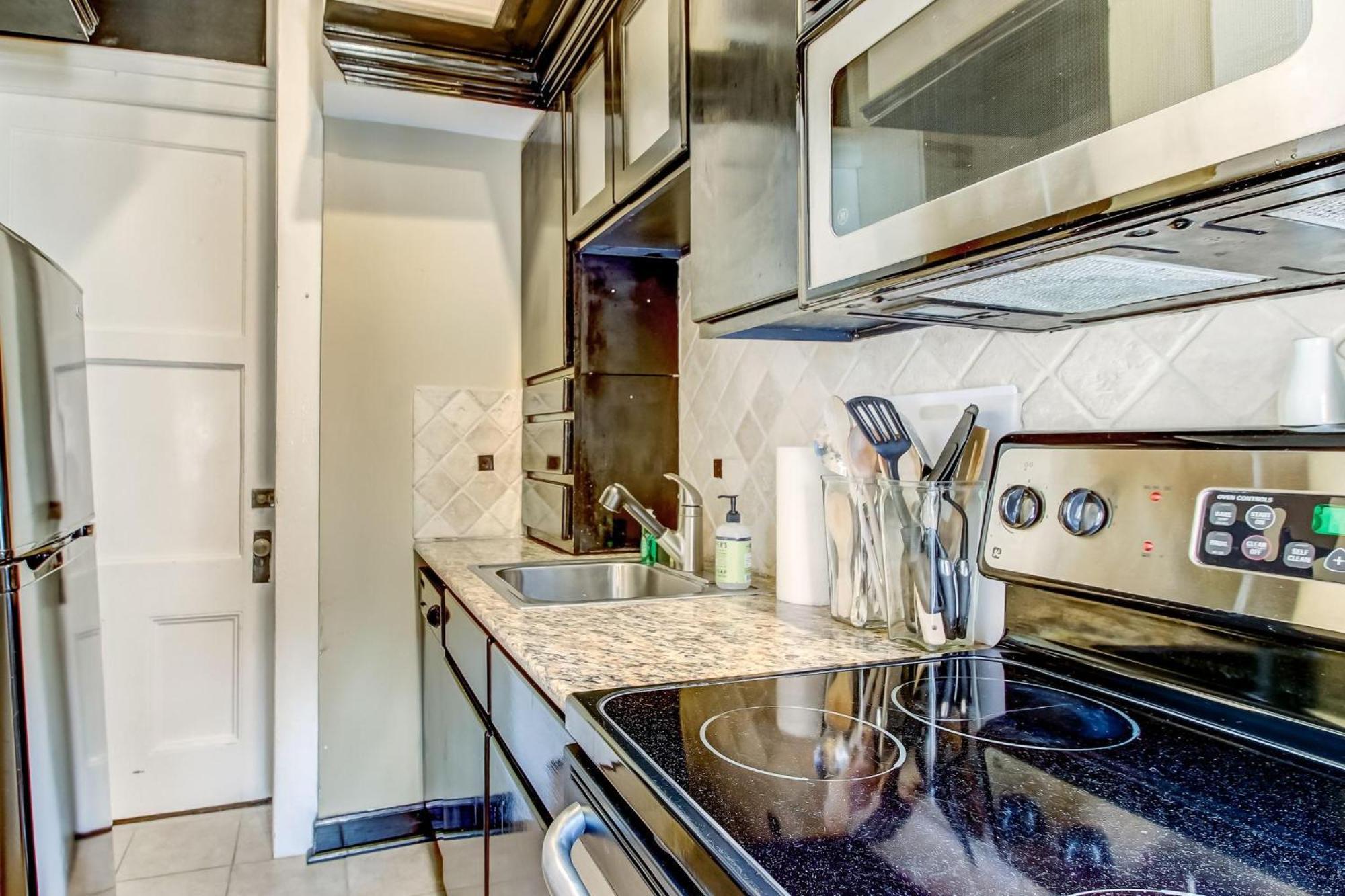 17 E Jones Street Parlor * Savannah