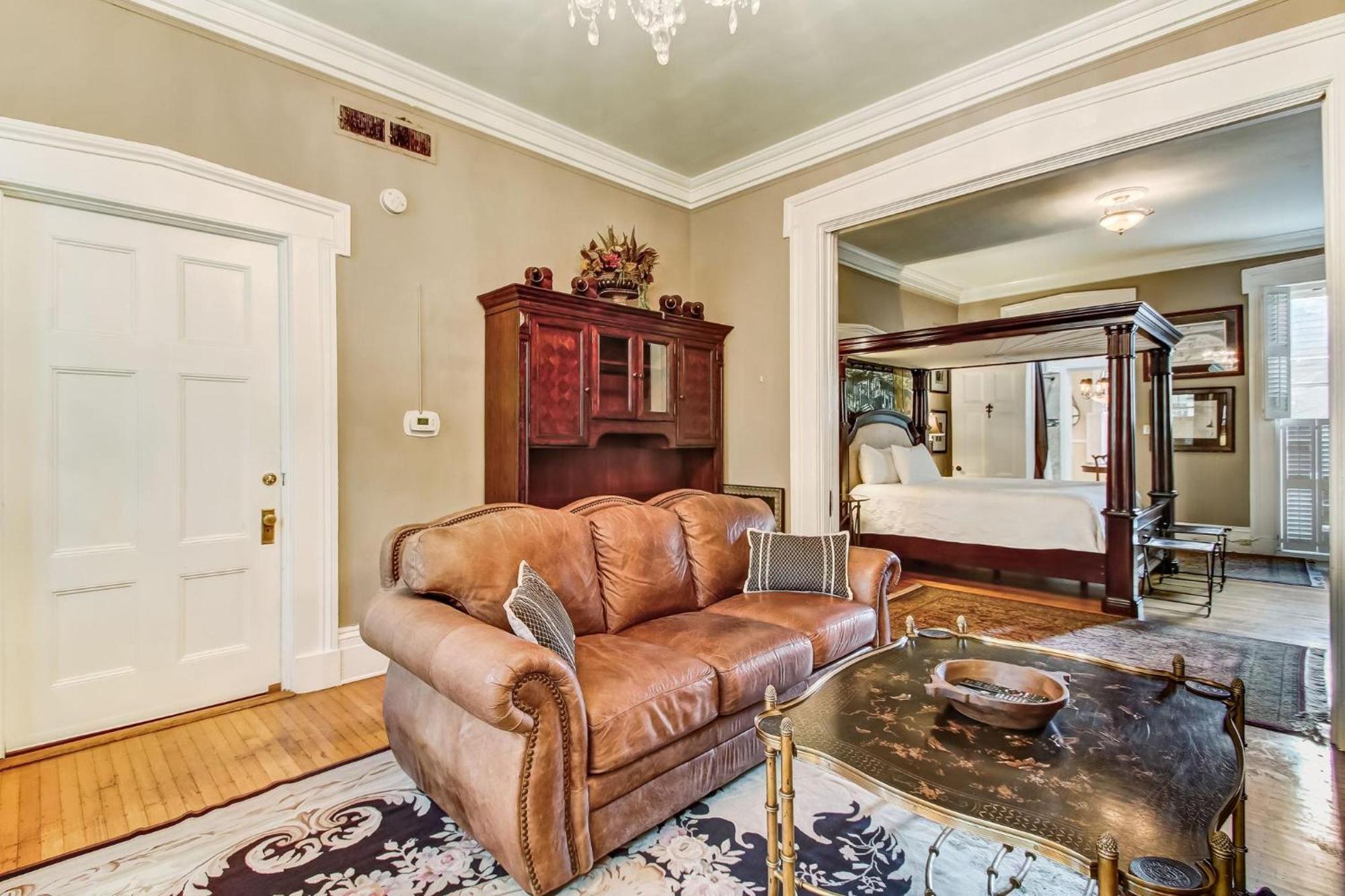 17 E Jones Street Parlor Apartment *
