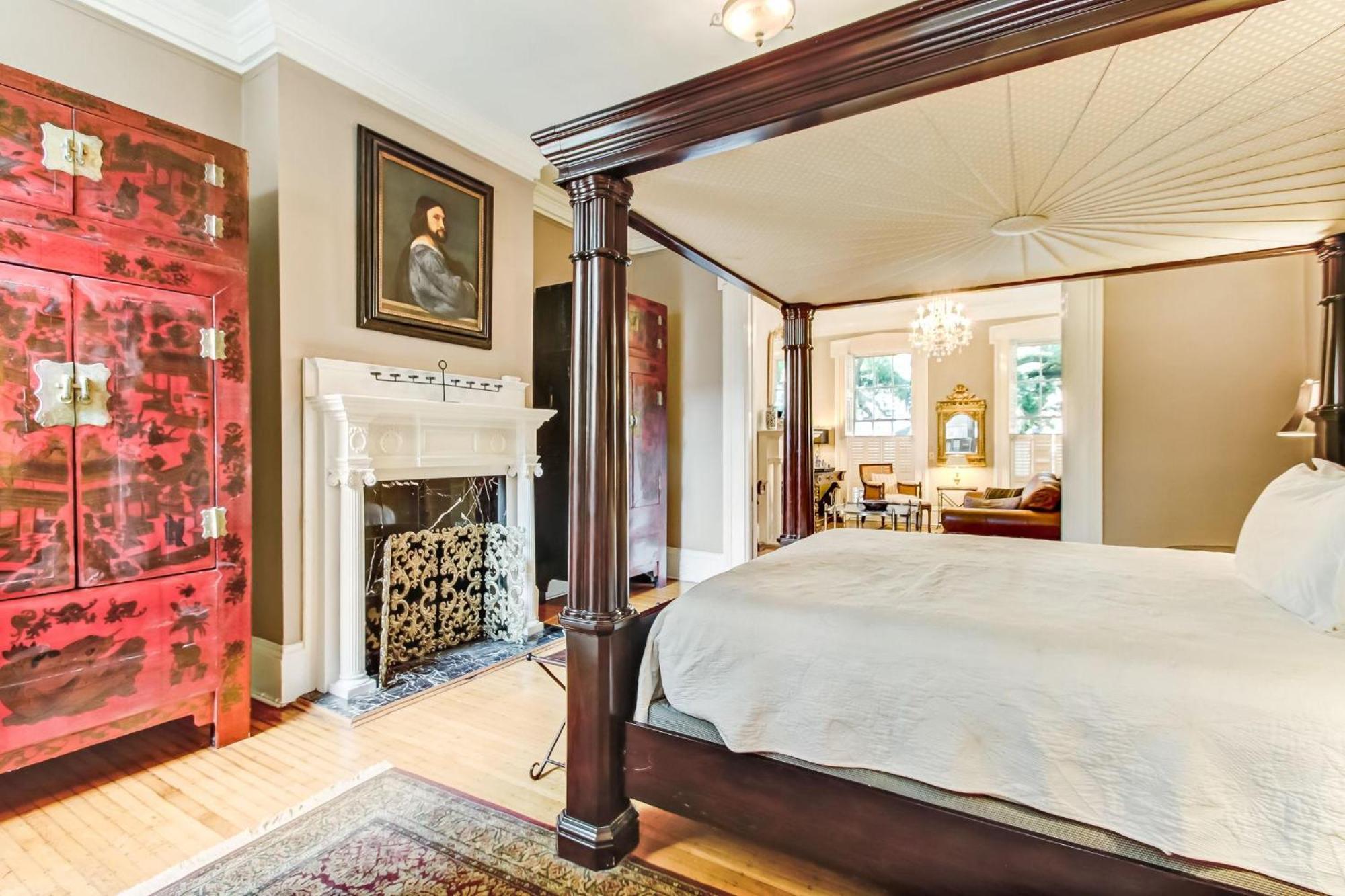 Apartment 17 E Jones Street Parlor *