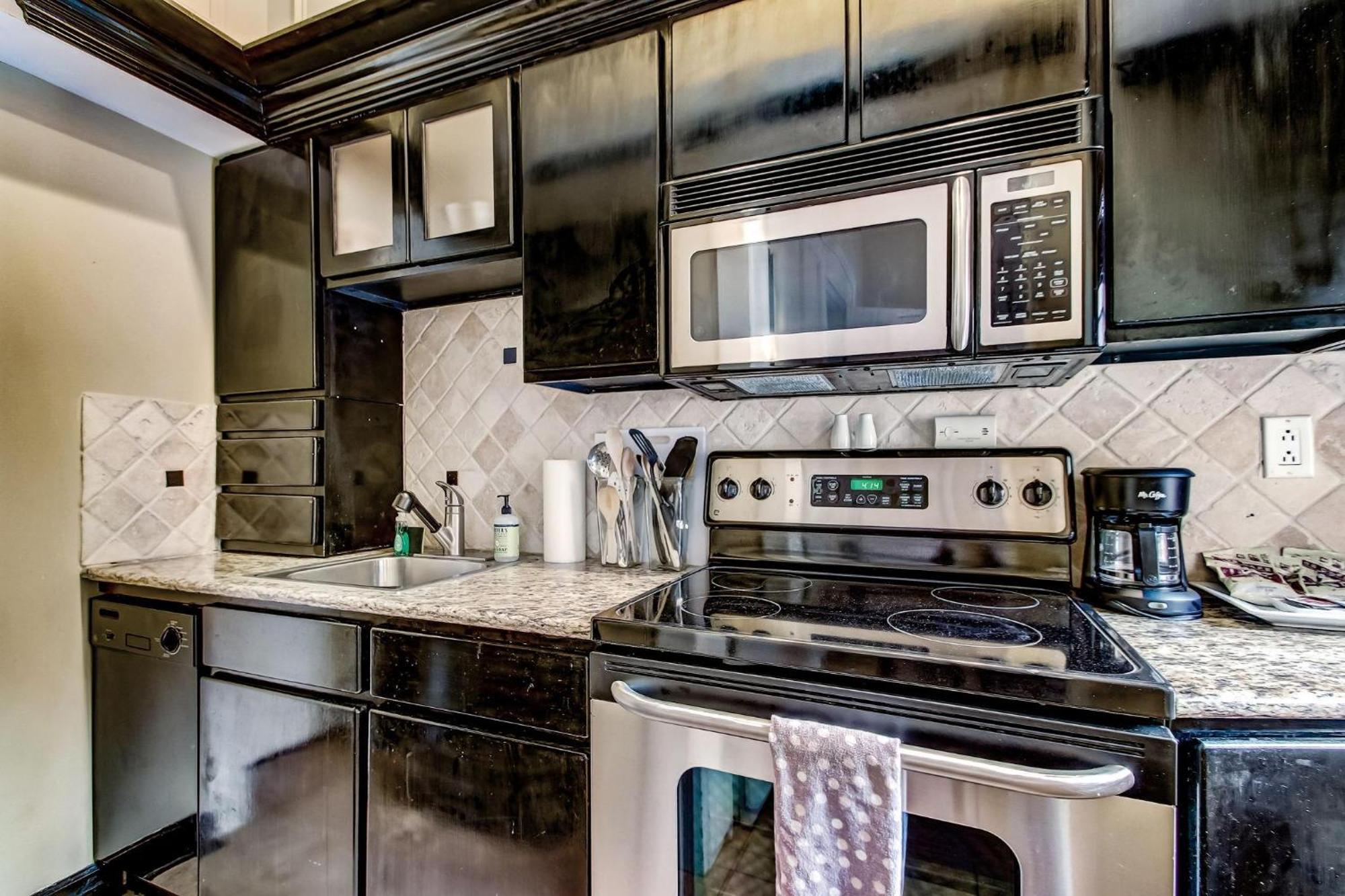 17 E Jones Street Parlor Apartment Savannah