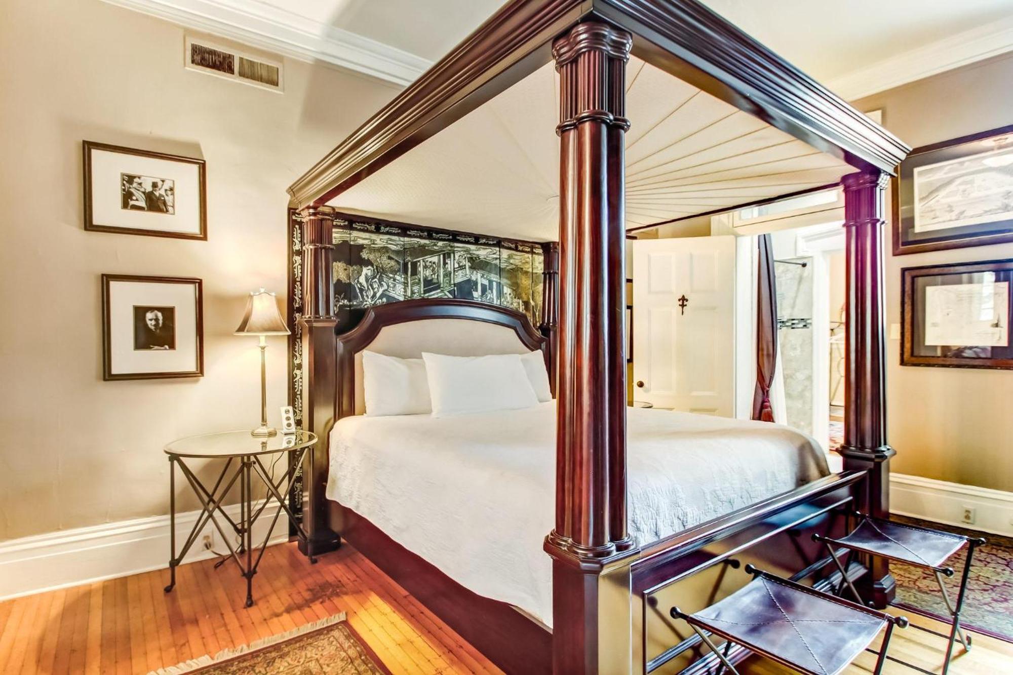 Apartment 17 E Jones Street Parlor Savannah