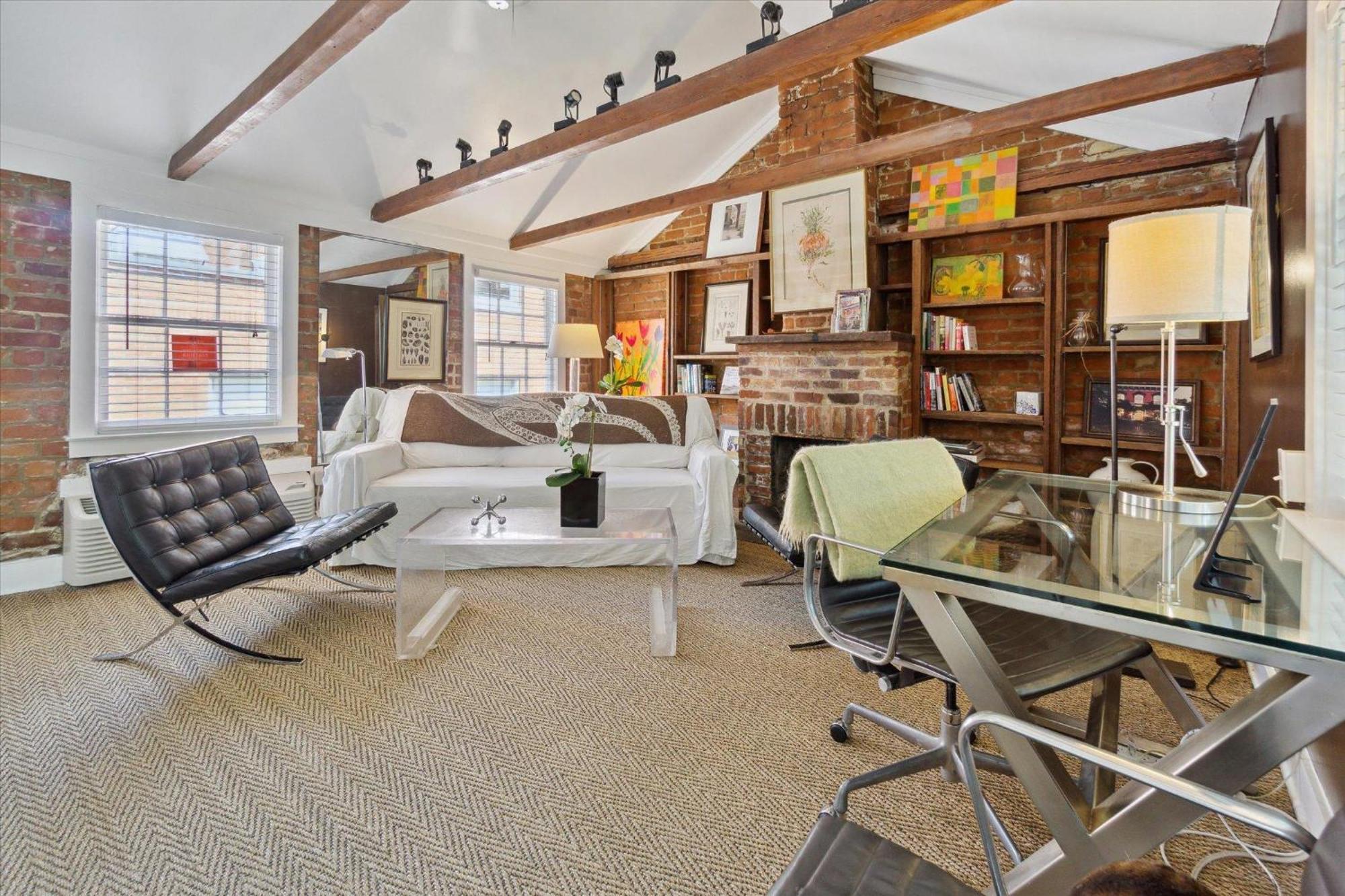 Holiday home 16 E Jones Carriage House