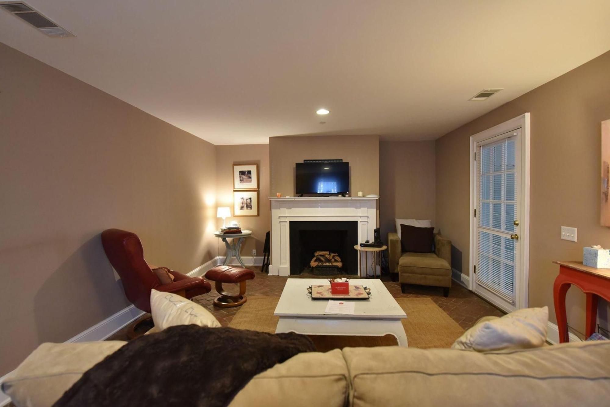 321 E Congress Garden * Savannah