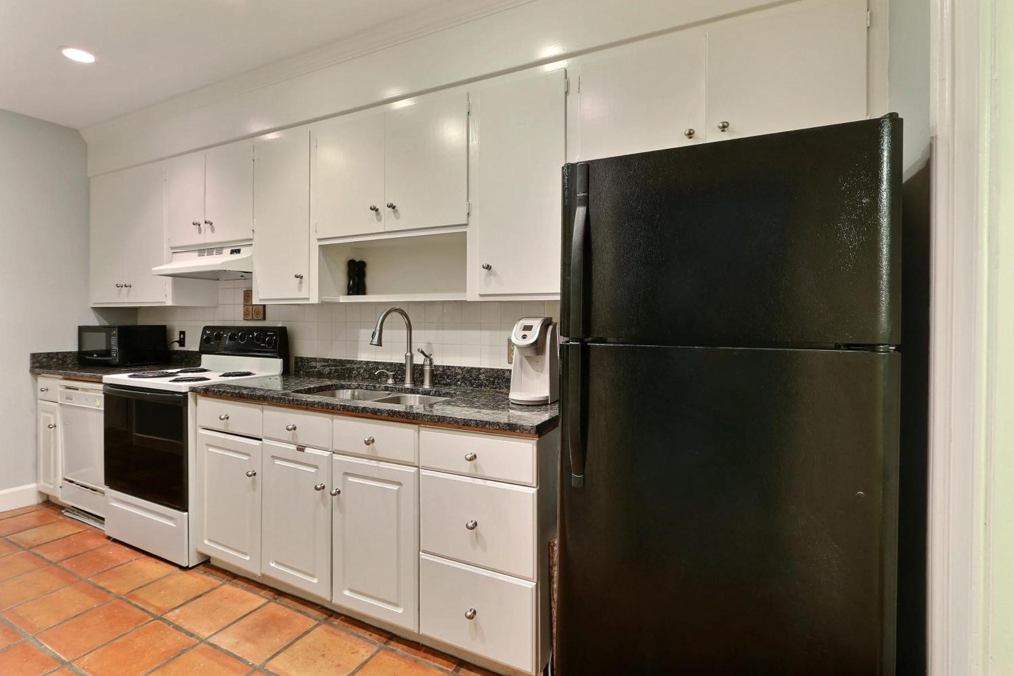 17 E Jones Garden Apartment Savannah
