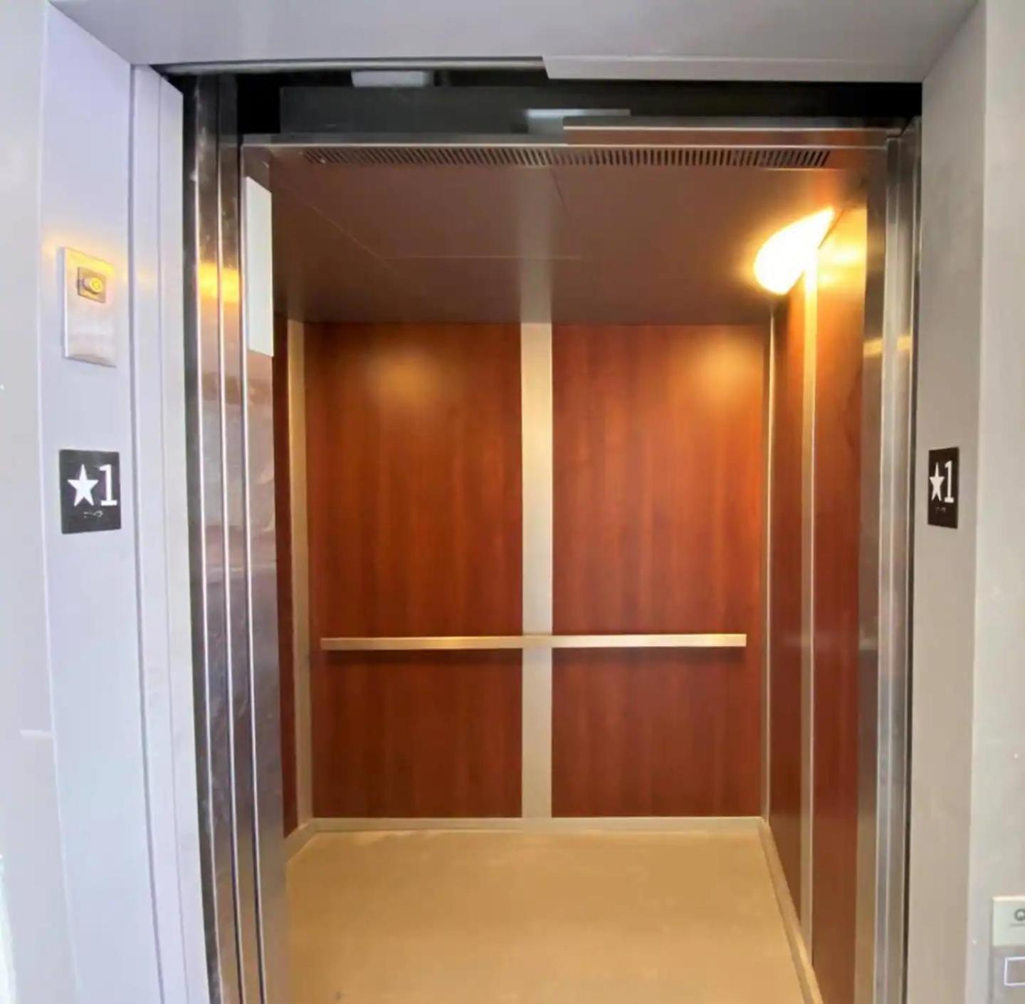Downtown, Contemporary, 2 Bedroom, Roof Terrace! 4b Savannah