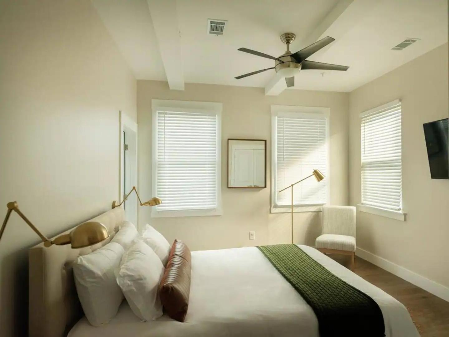 Downtown, Contemporary, 2 Bedroom, Roof Terrace! 4b *