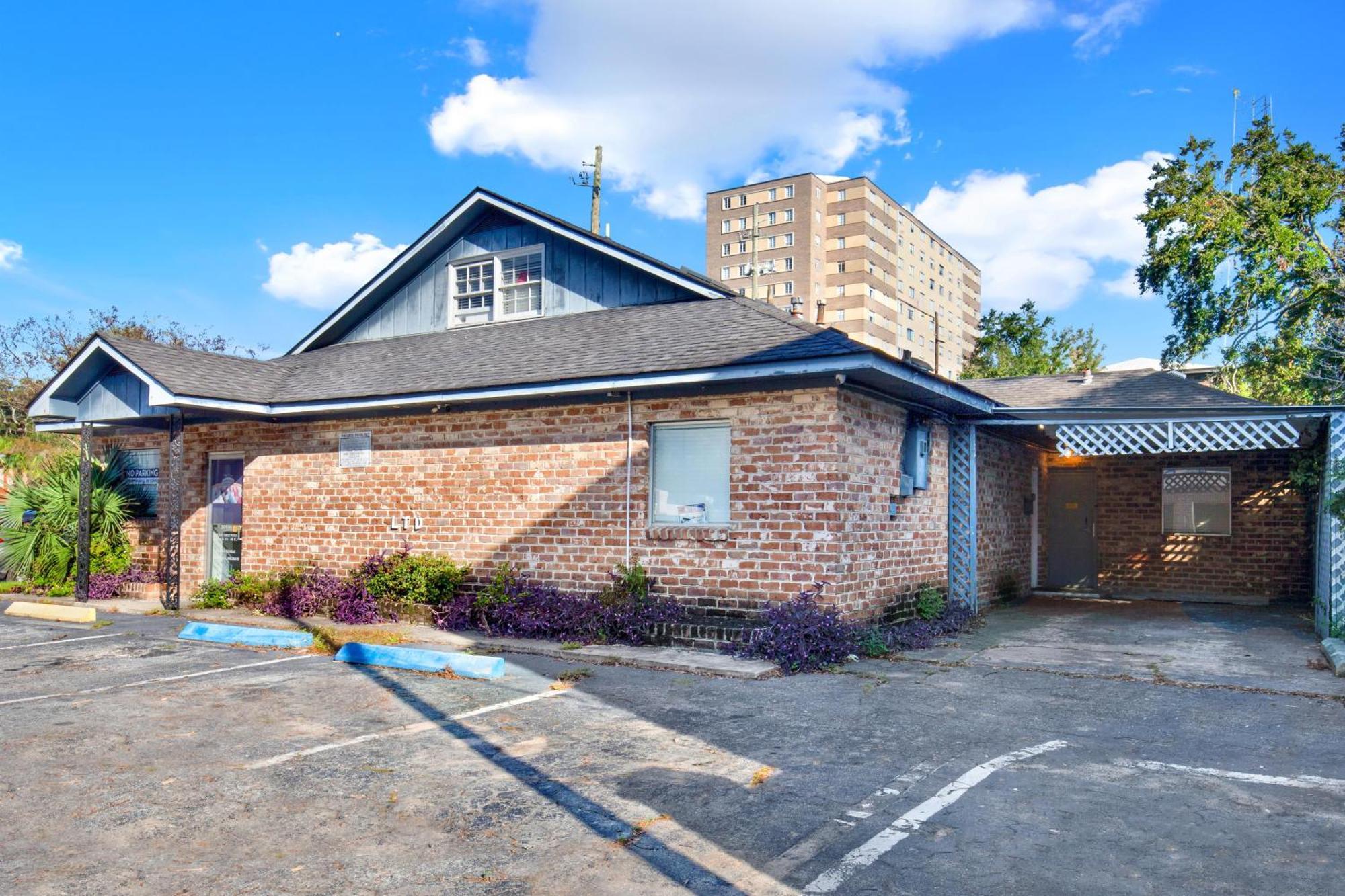 704 Abercorn Apartment *
