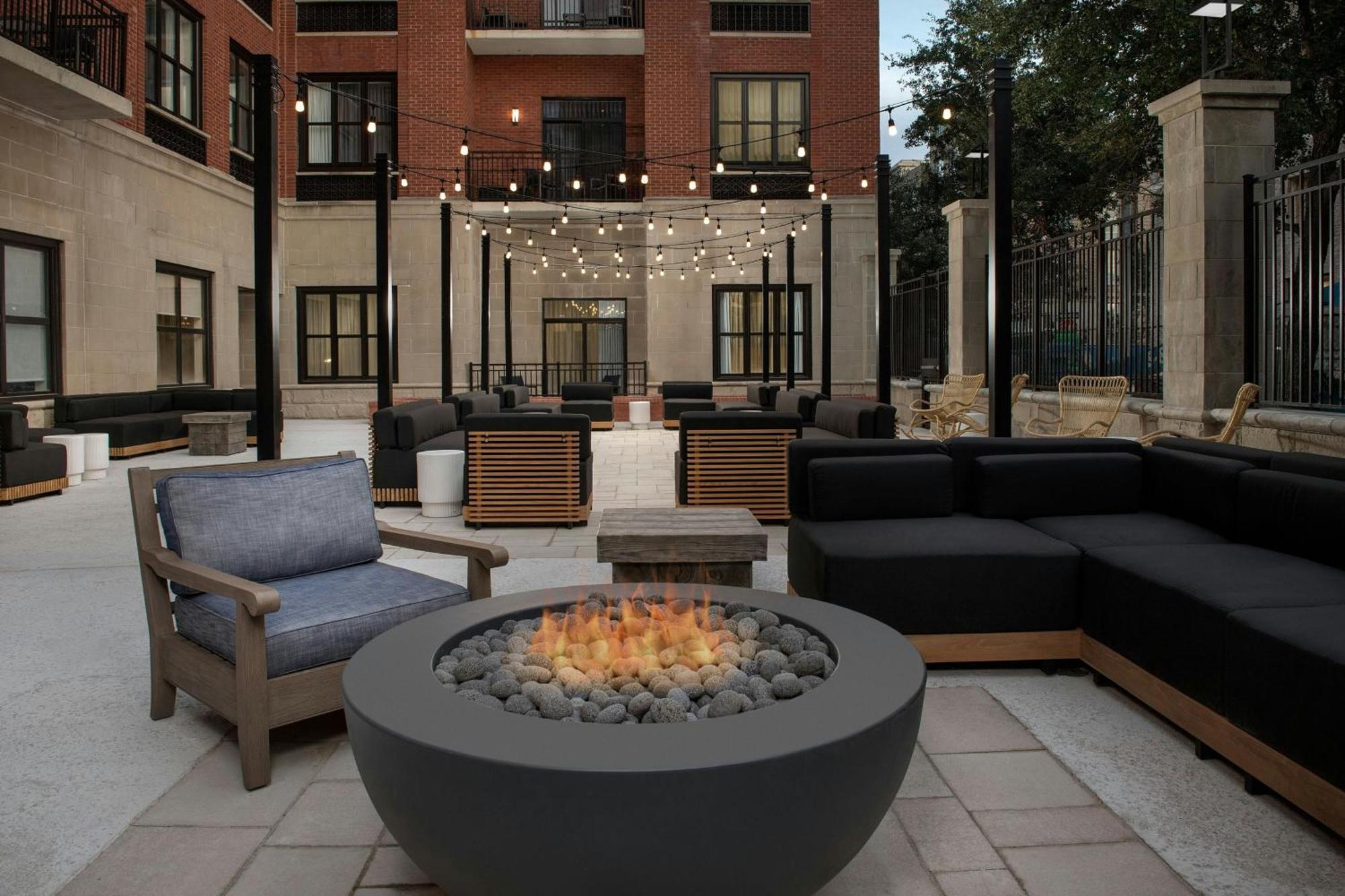Courtyard By Marriott Downtown - Historic District 3*
