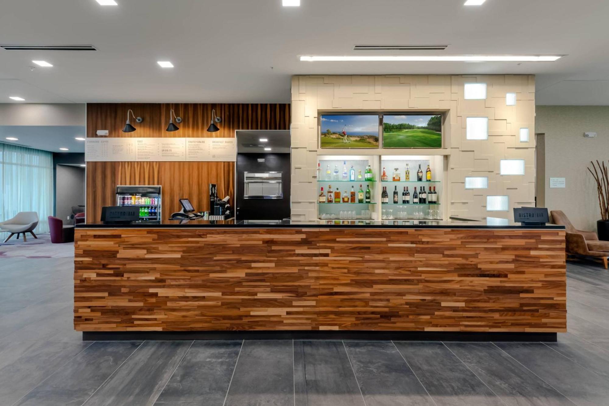 Courtyard By Marriott Airport