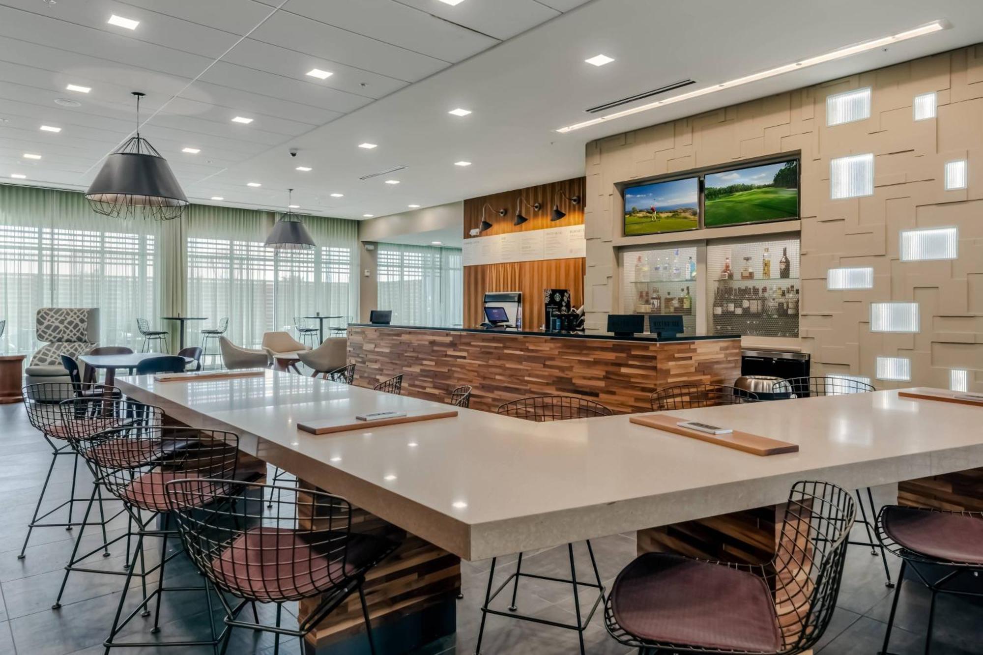 Hotel Courtyard By Marriott Airport 3*