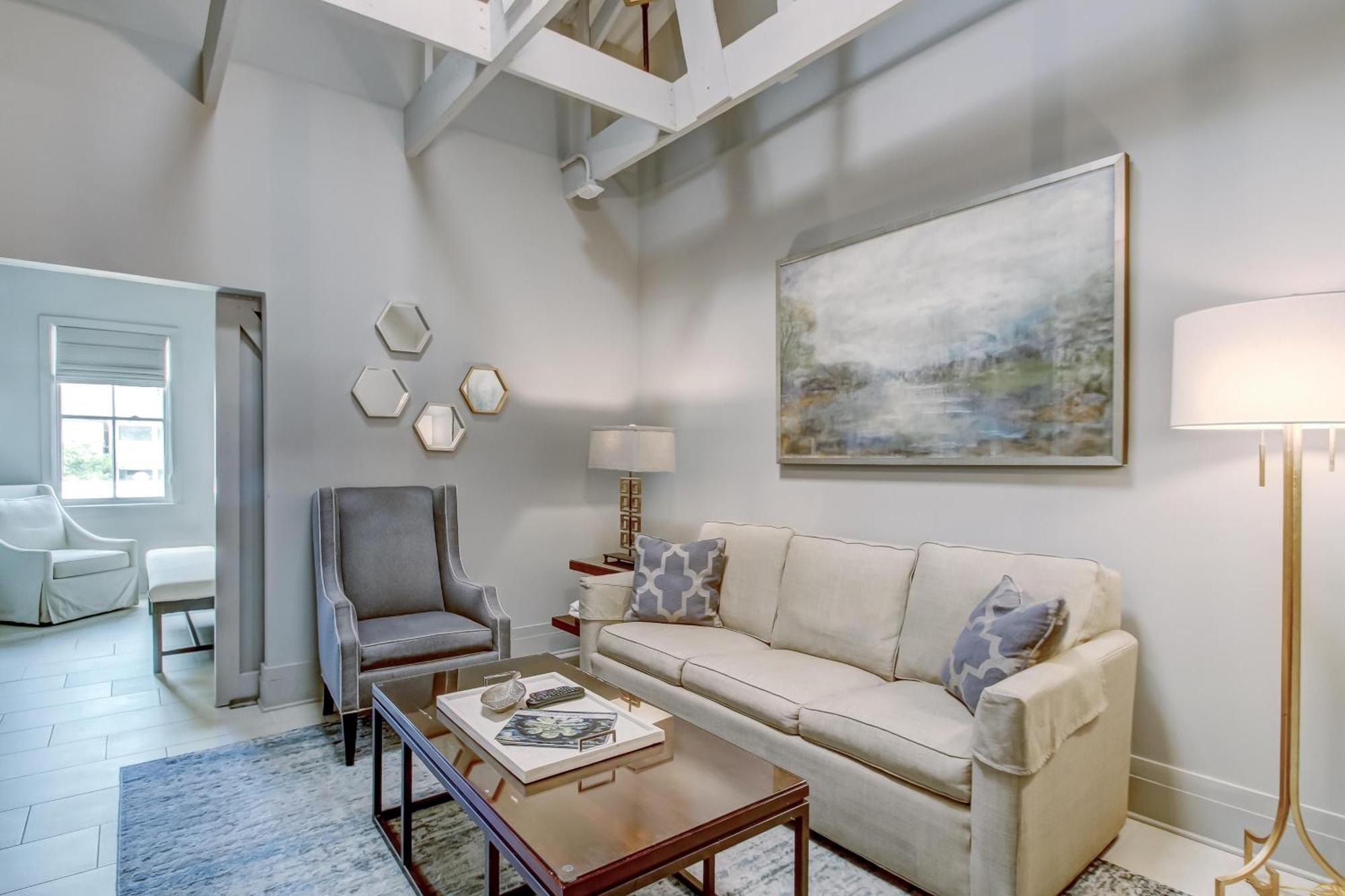 Parker's Collection - 8 Bedroom Apartment Savannah