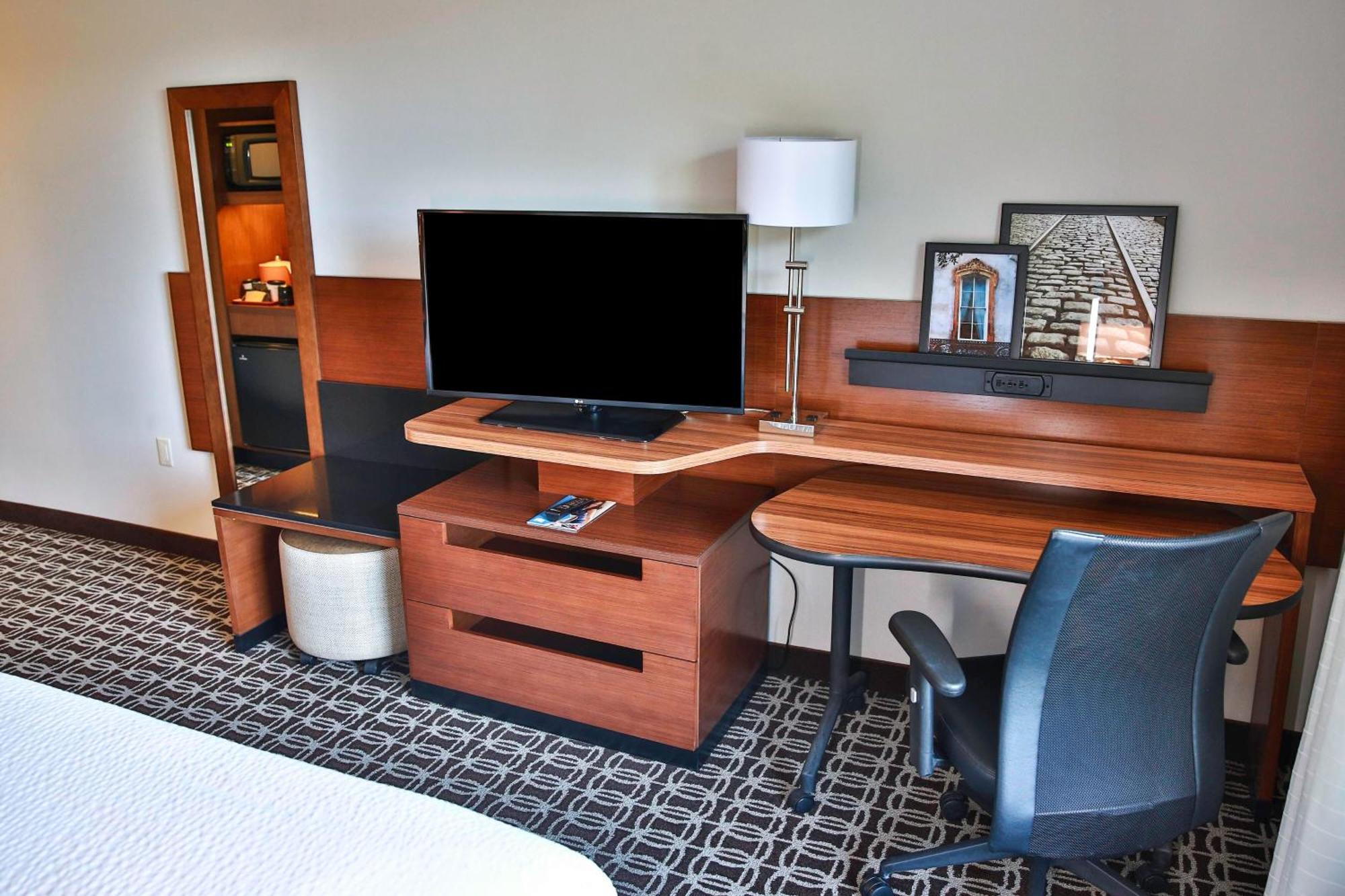 Hotel Fairfield & By Marriott Midtown Savannah