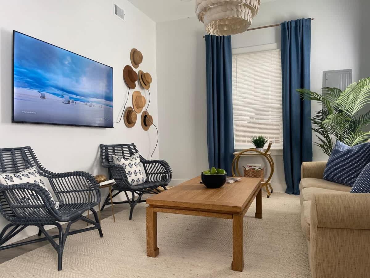 Elegant Duplex Steps To Forsyth! Holiday home