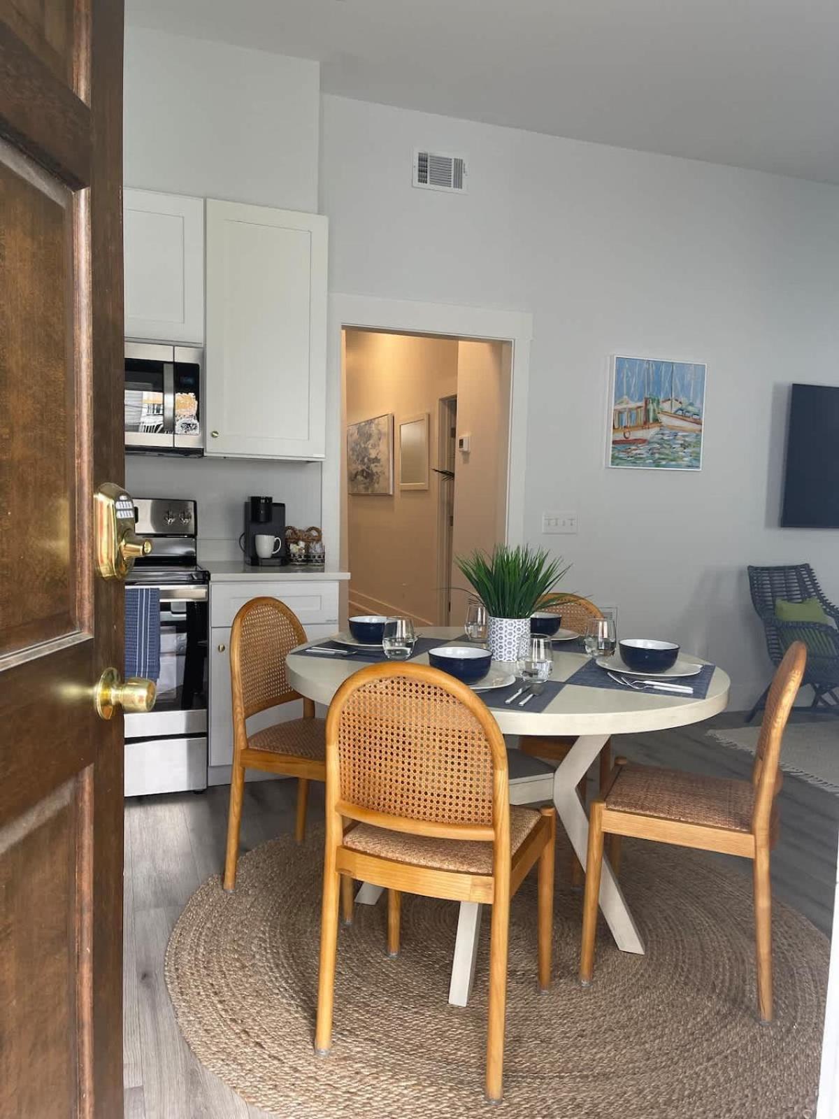 Elegant Duplex Steps To Forsyth! Holiday home