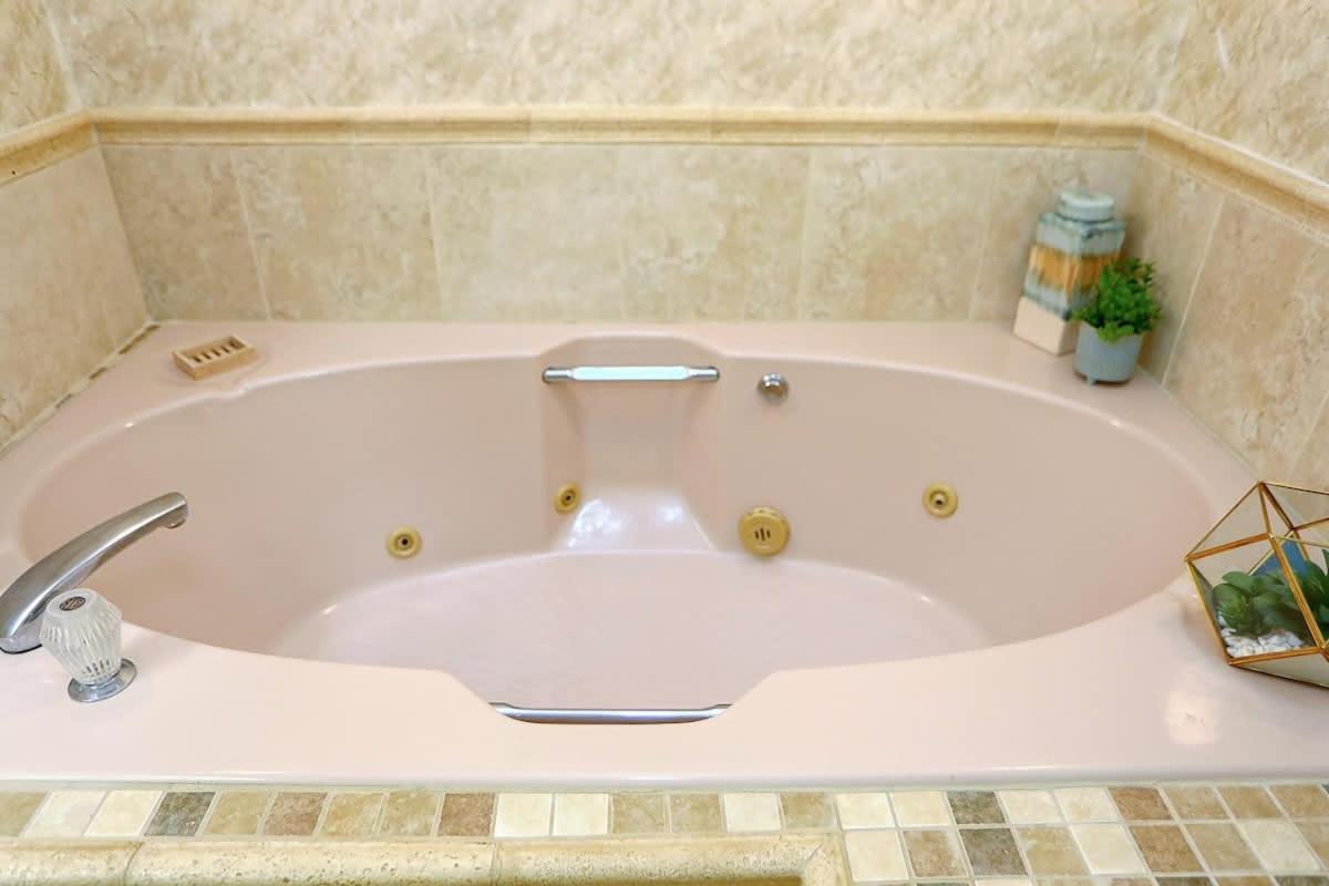 Renovated Pool Paradise Private Oasis Sleeps 14 Holiday home Savannah