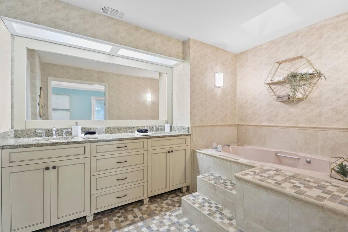 Renovated Pool Paradise Private Oasis Sleeps 14 Savannah