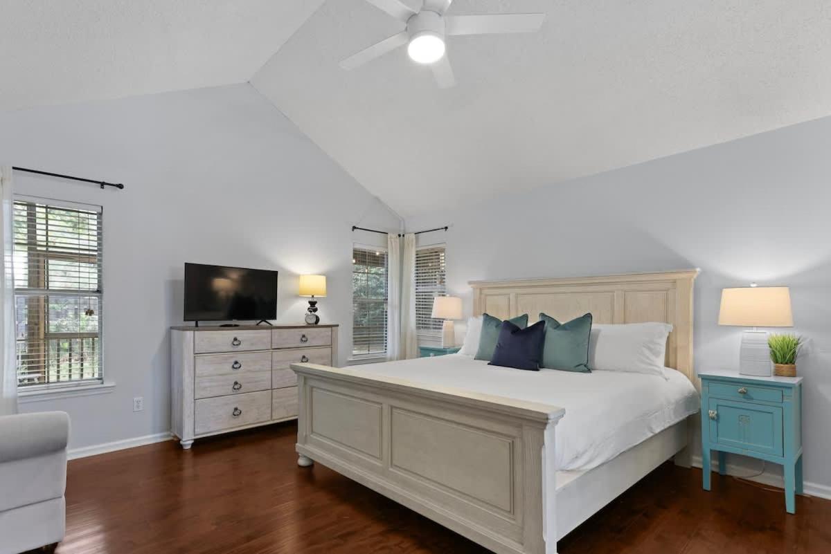 New Spacious Near & Dogs Welcome *