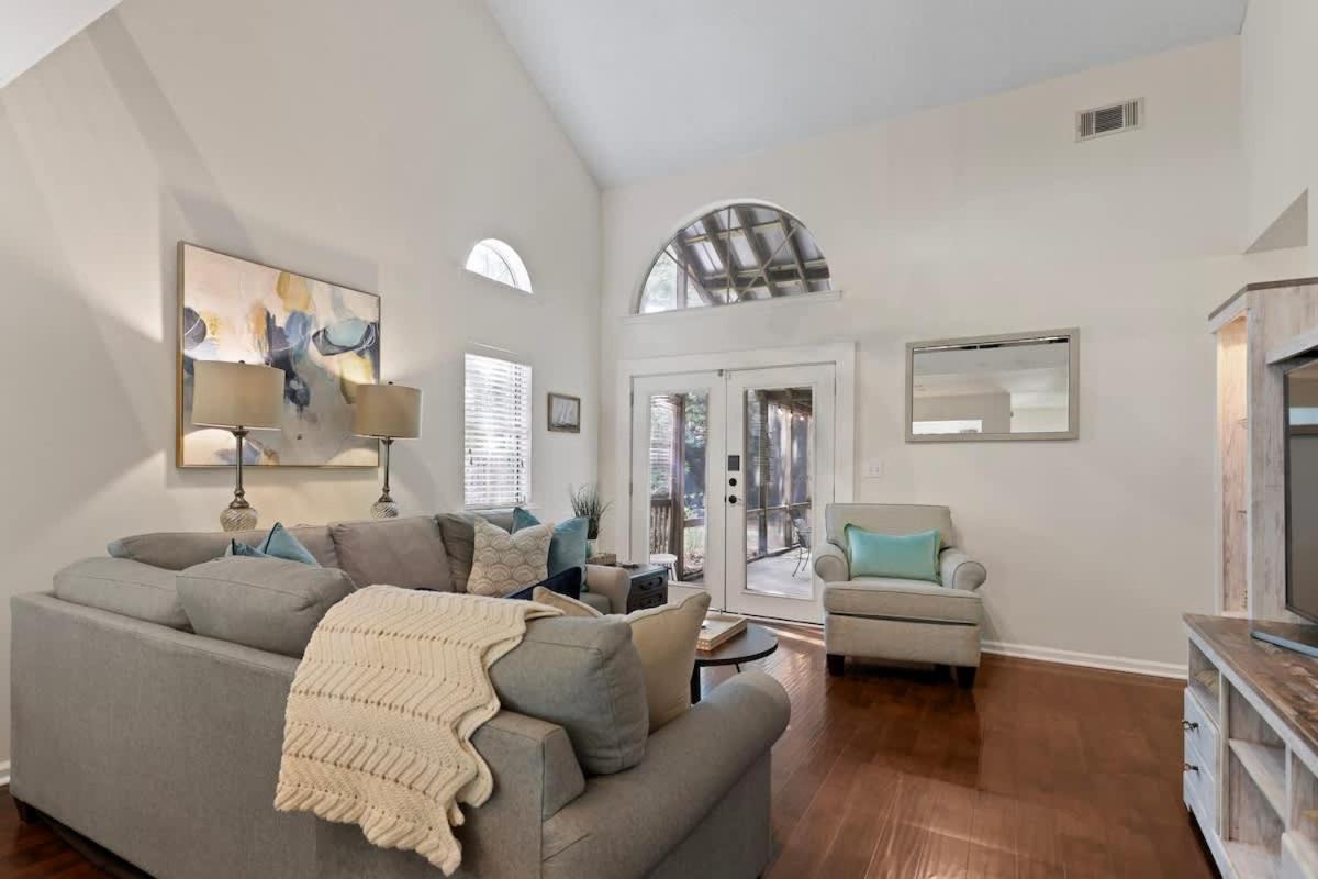 New Spacious Near & Dogs Welcome