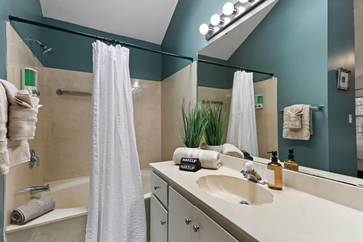 New Spacious Near & Dogs Welcome Holiday home Savannah
