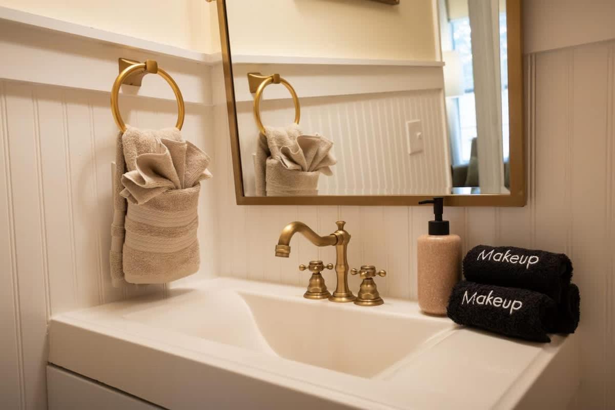 Holiday home New Meets Nostalgic - Adorable Sleeps 8 *