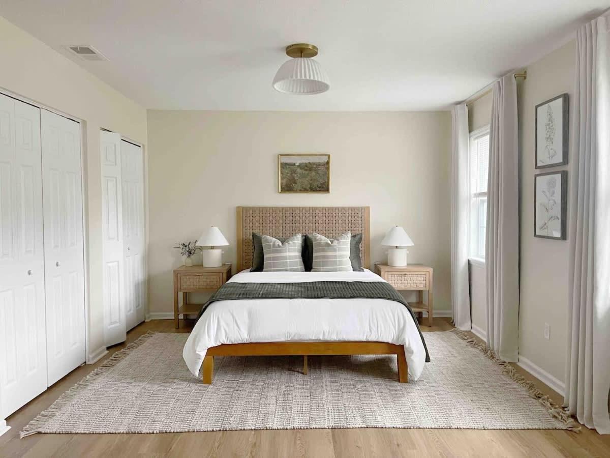 Large Sleeps 10 & Downtown Dog Heaven *