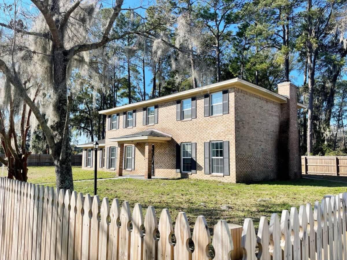 Large Sleeps 10 & Downtown Dog Heaven Holiday home