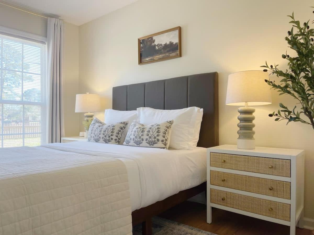 Large Sleeps 10 & Downtown Dog Heaven Holiday home *