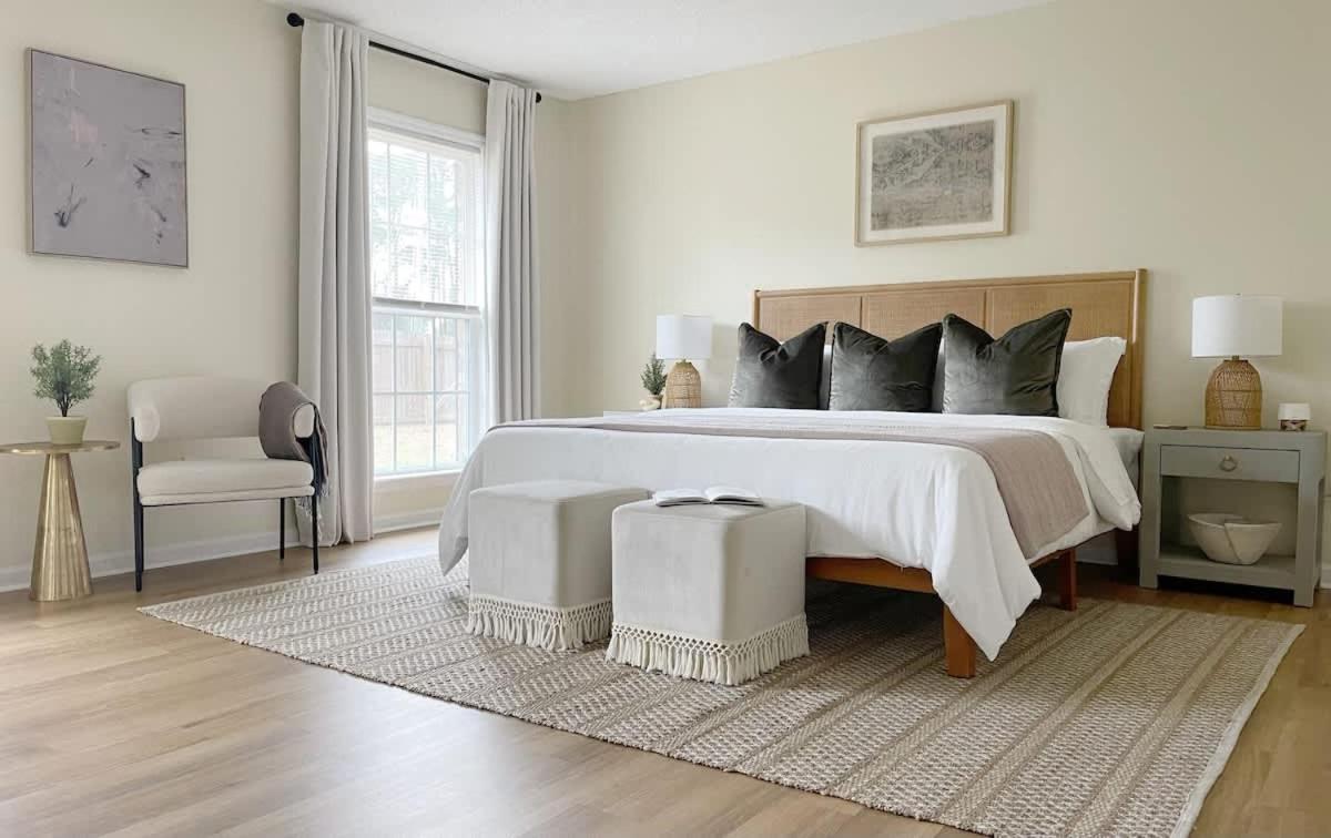 Large Sleeps 10 & Downtown Dog Heaven Holiday home