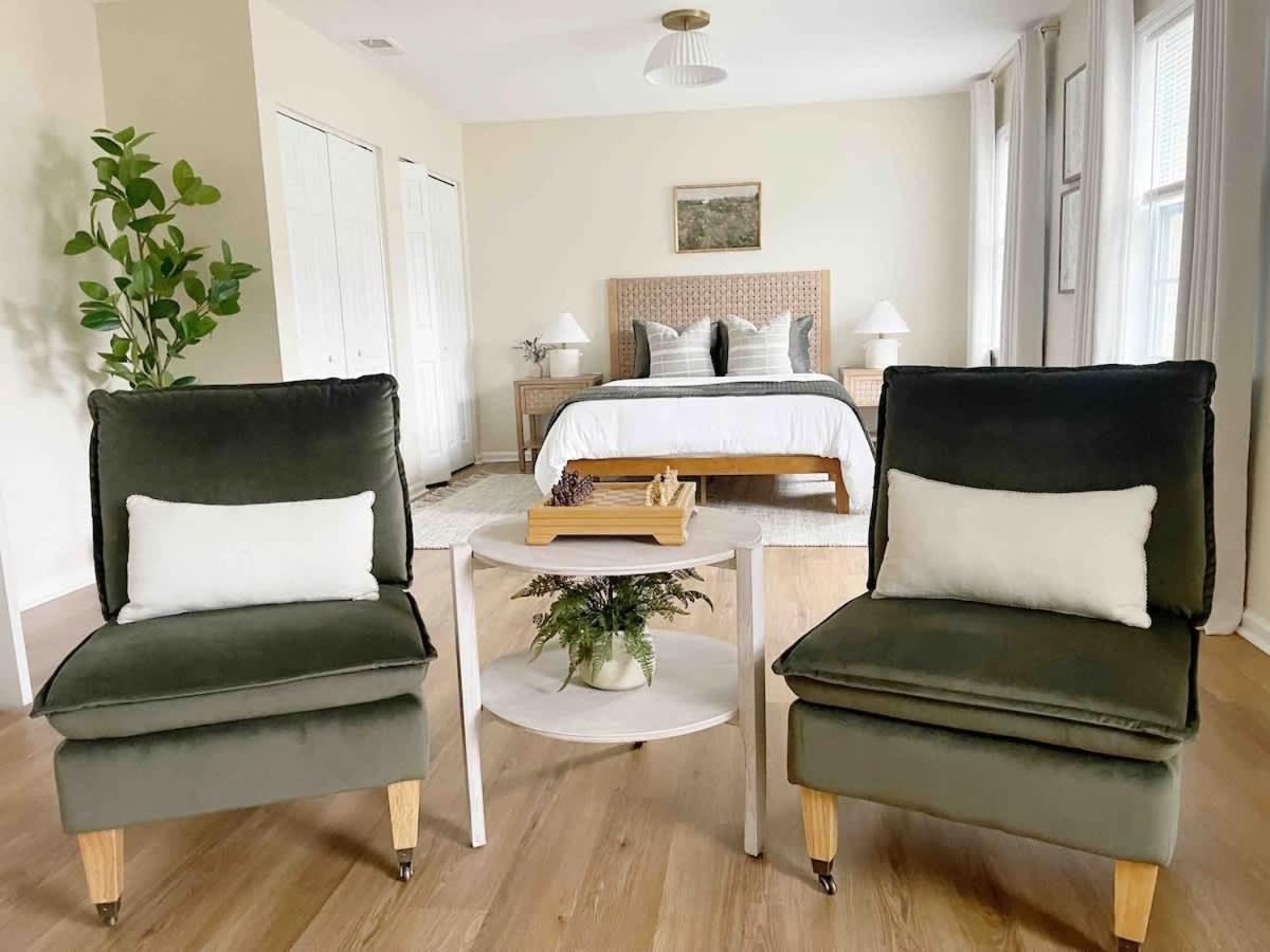 Large Sleeps 10 & Downtown Dog Heaven Savannah