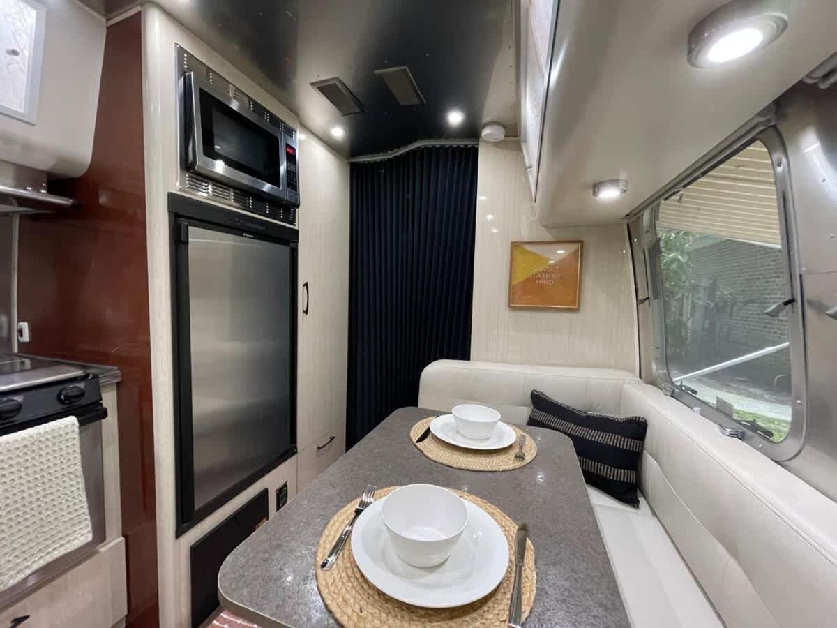 Serene Airstream Midway To And Downtown Campsite *