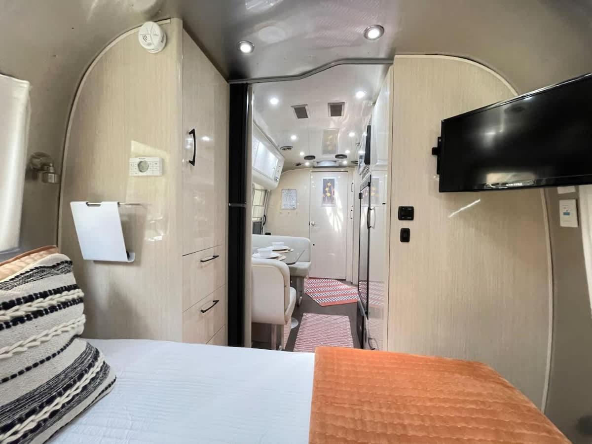 Campsite Serene Airstream Midway To And Downtown *