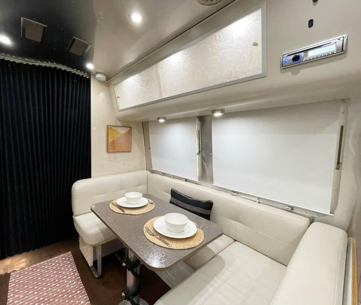 Serene Airstream Midway To And Downtown *