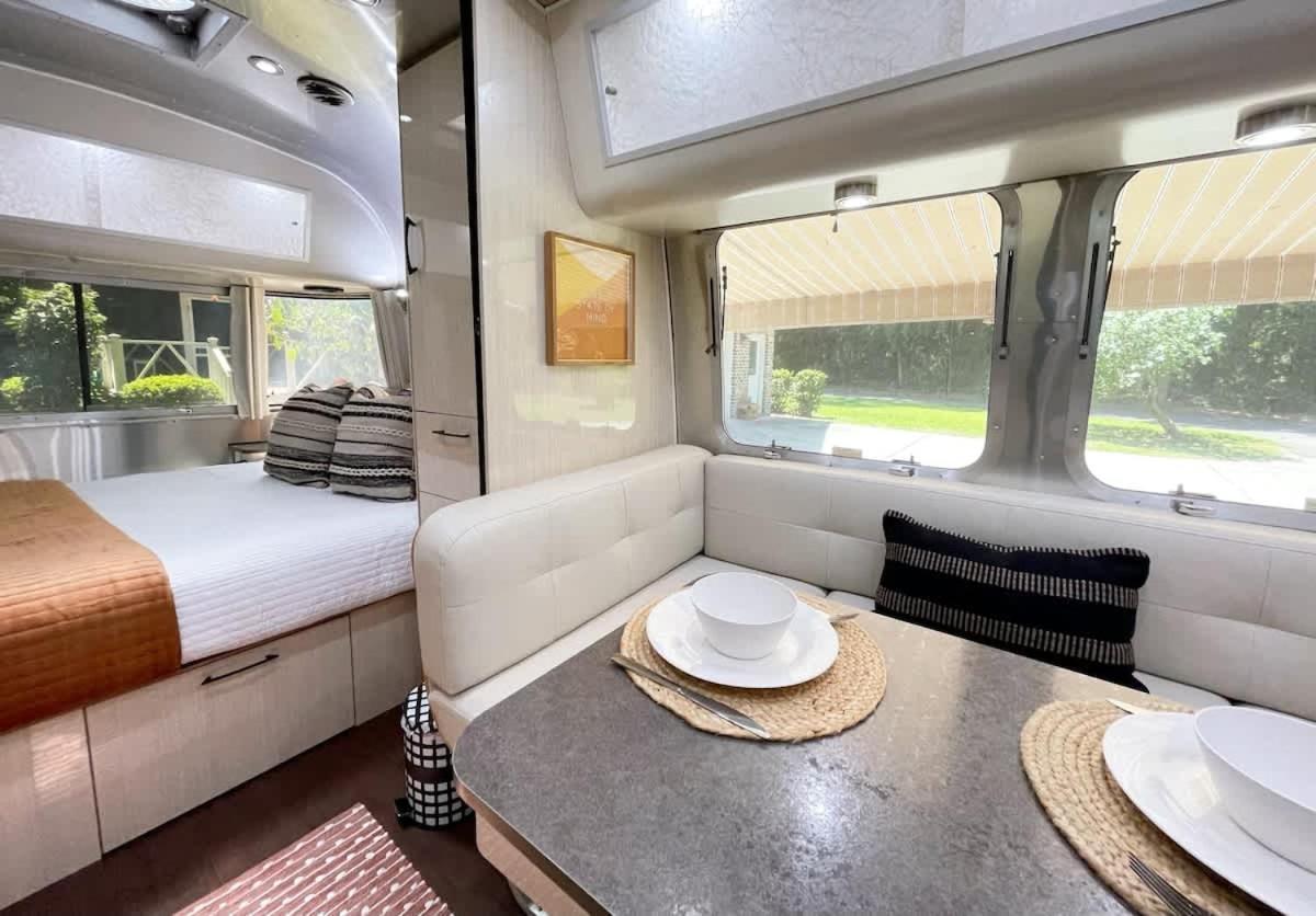 Serene Airstream Midway To And Downtown