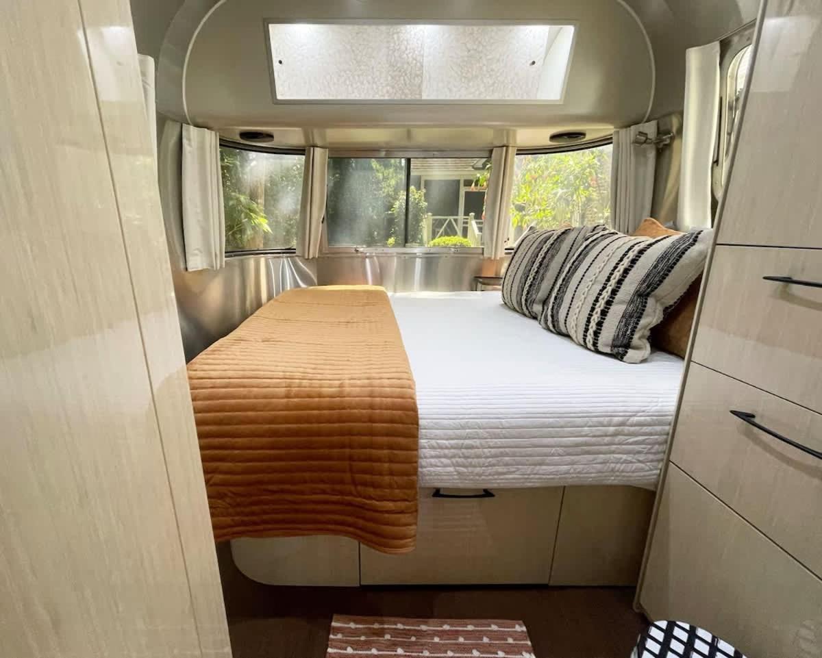 Serene Airstream Midway To And Downtown Campsite *