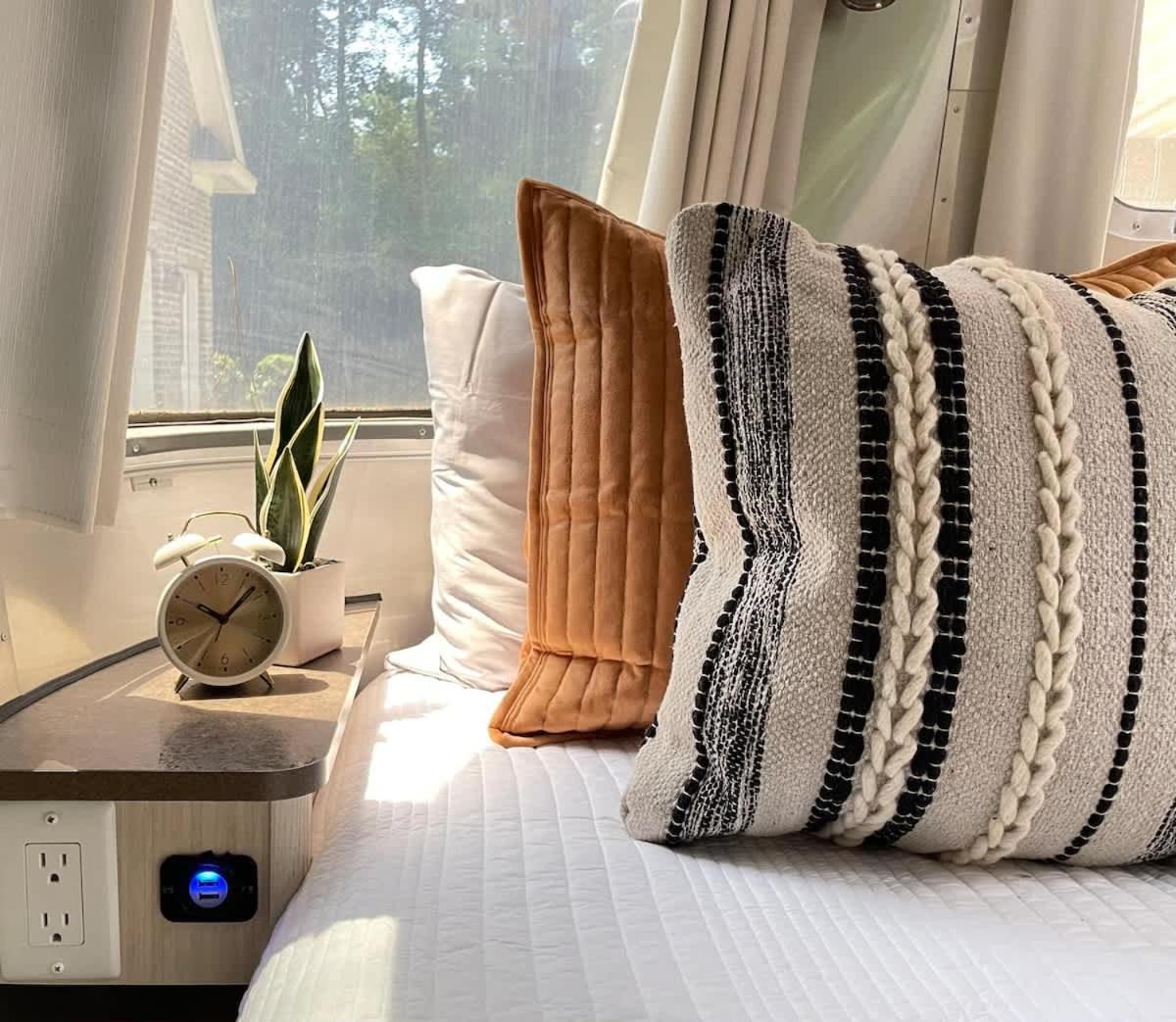 Serene Airstream Midway To And Downtown Campsite *