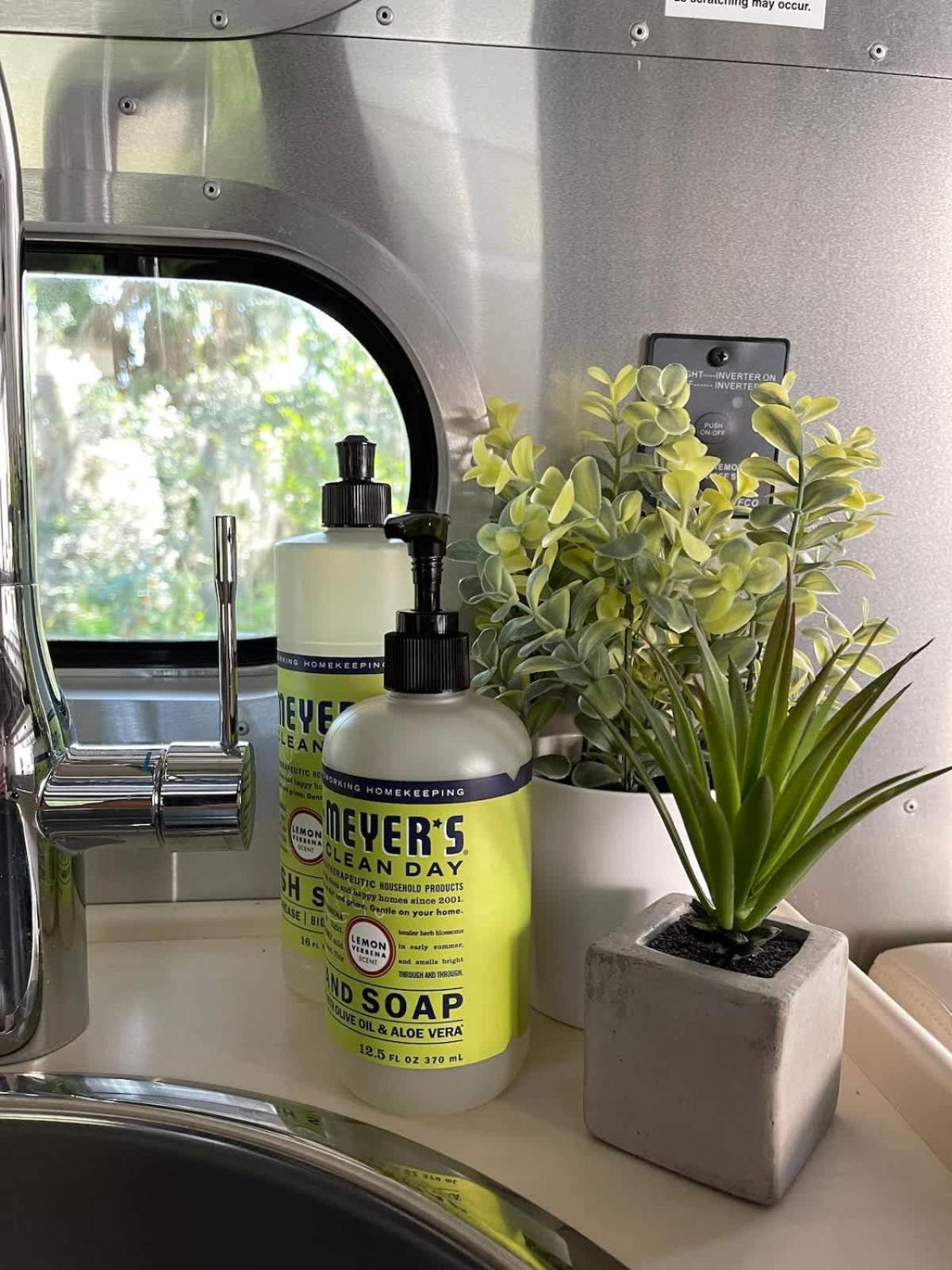 Cozy & Fun Airstream Camper Near Downtown & Campsite *