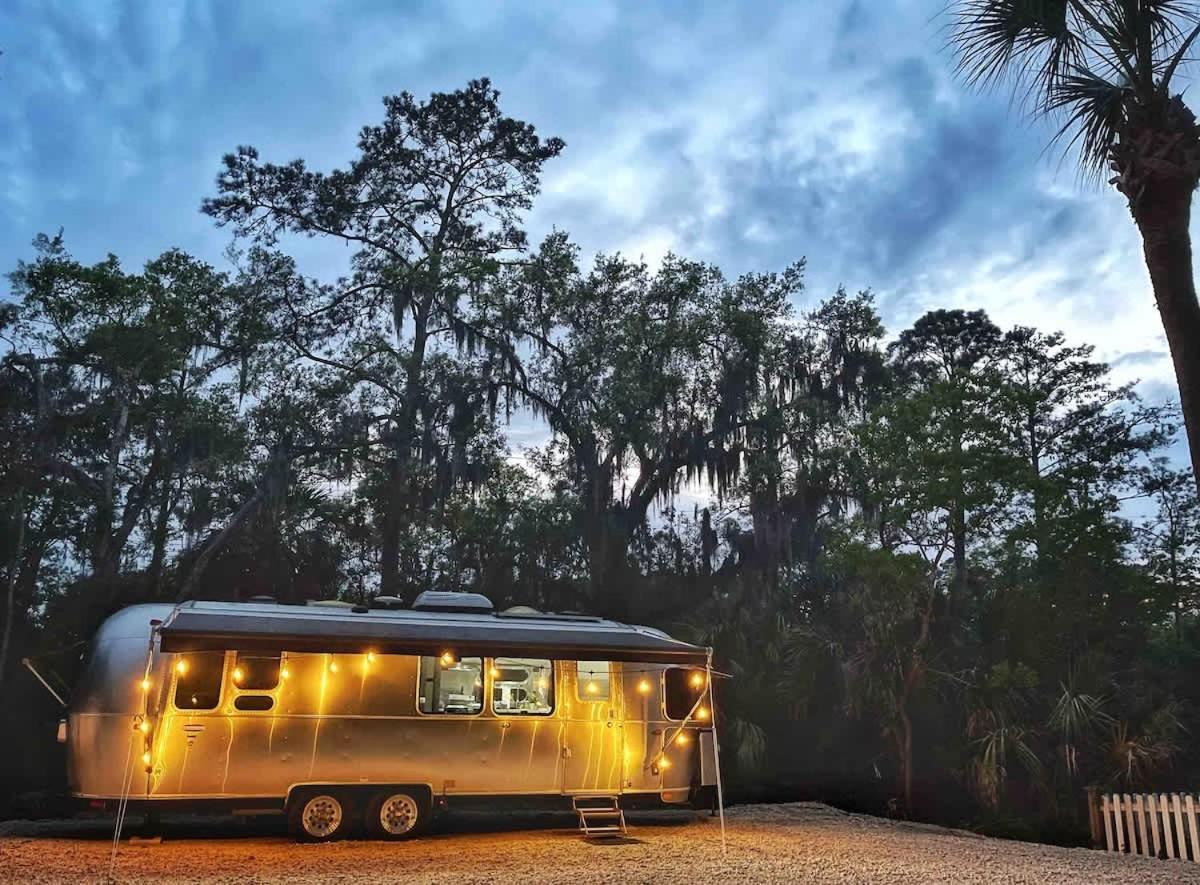 Cozy & Fun Airstream Camper Near Downtown & Campsite *